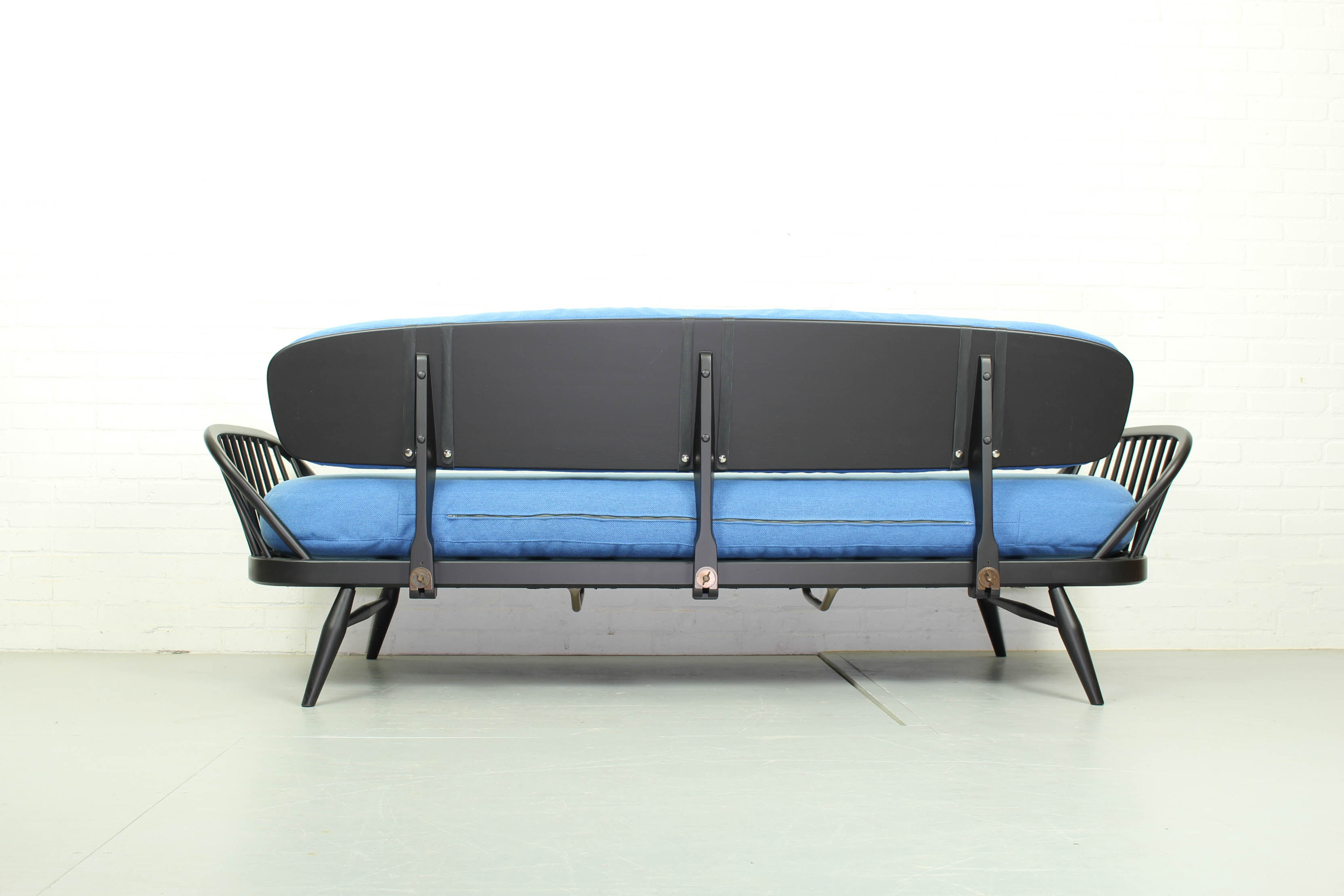 Lounge set with sofa daybed model ‘355’ and 2 windsor lounge chairs Lucian Ercolani for Ercol