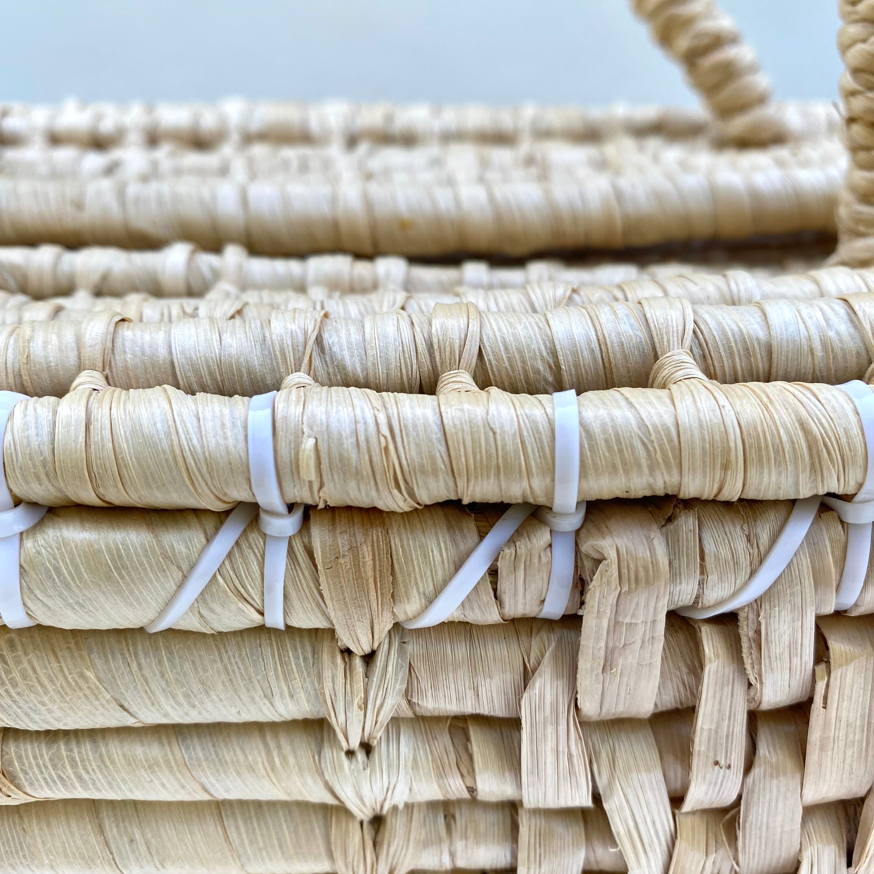Valise vintage en fibres naturelles