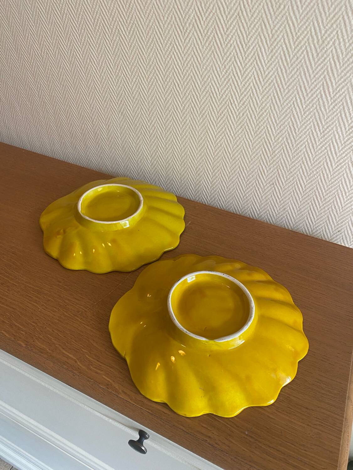 Vintage shell-shaped plates