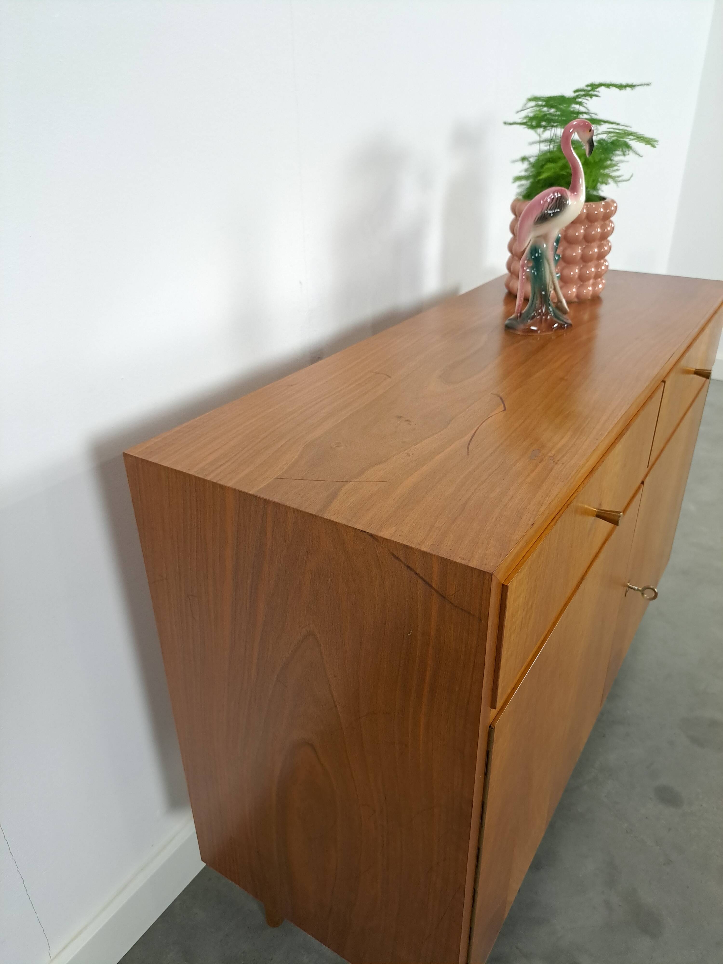 Meuble en placage avec tiroirs et pieds ronds en bois