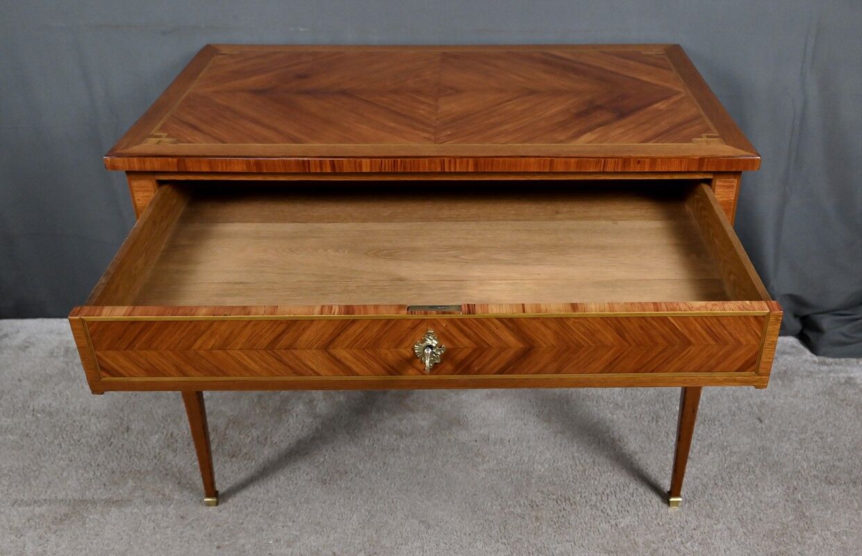 Small desk table in rosewood and rosewood marquetry, Louis XVI style – early 20th century.