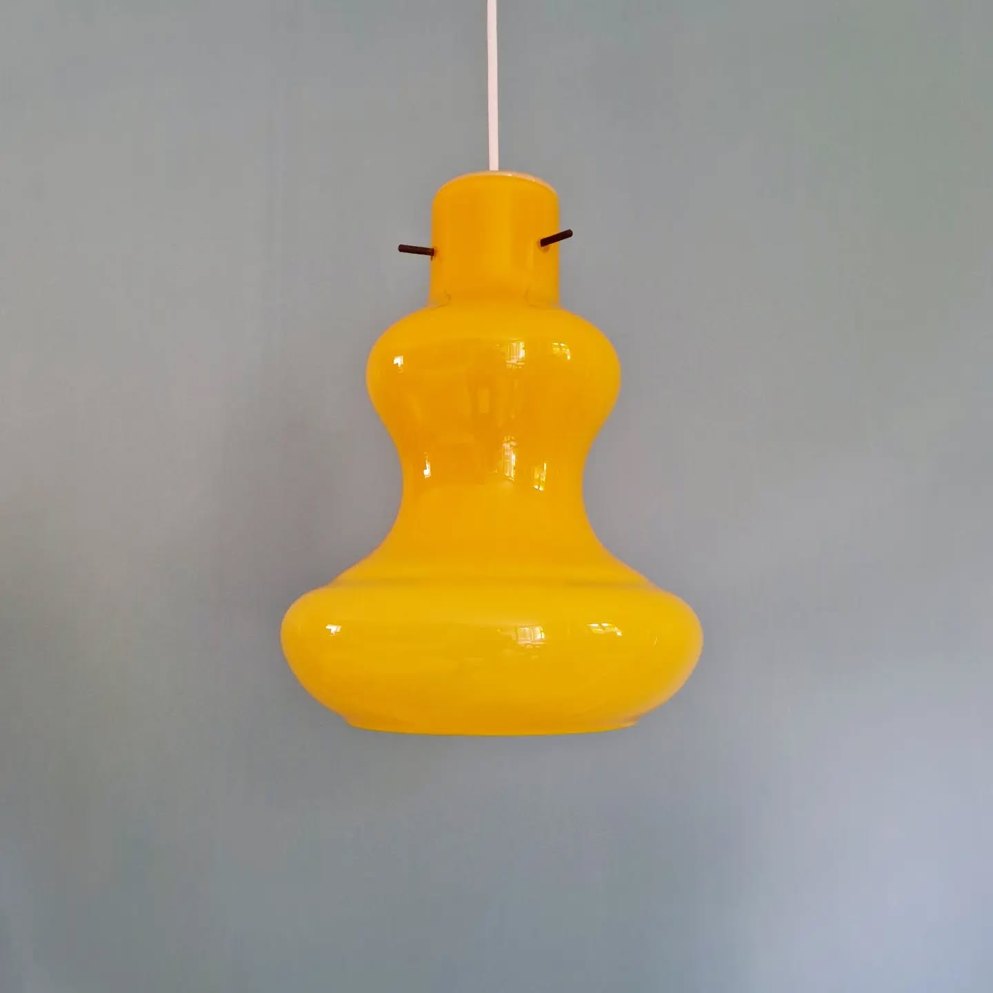 Vintage suspension in yellow opaline, Italy, 1960-70.