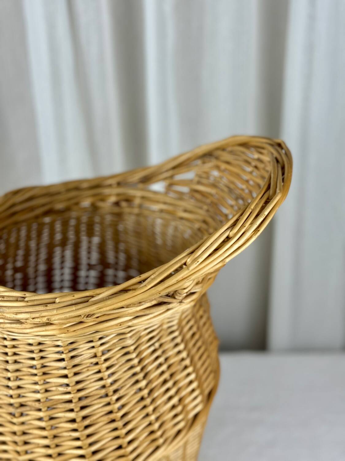 Panier en osier en forme de carafe aiguière
