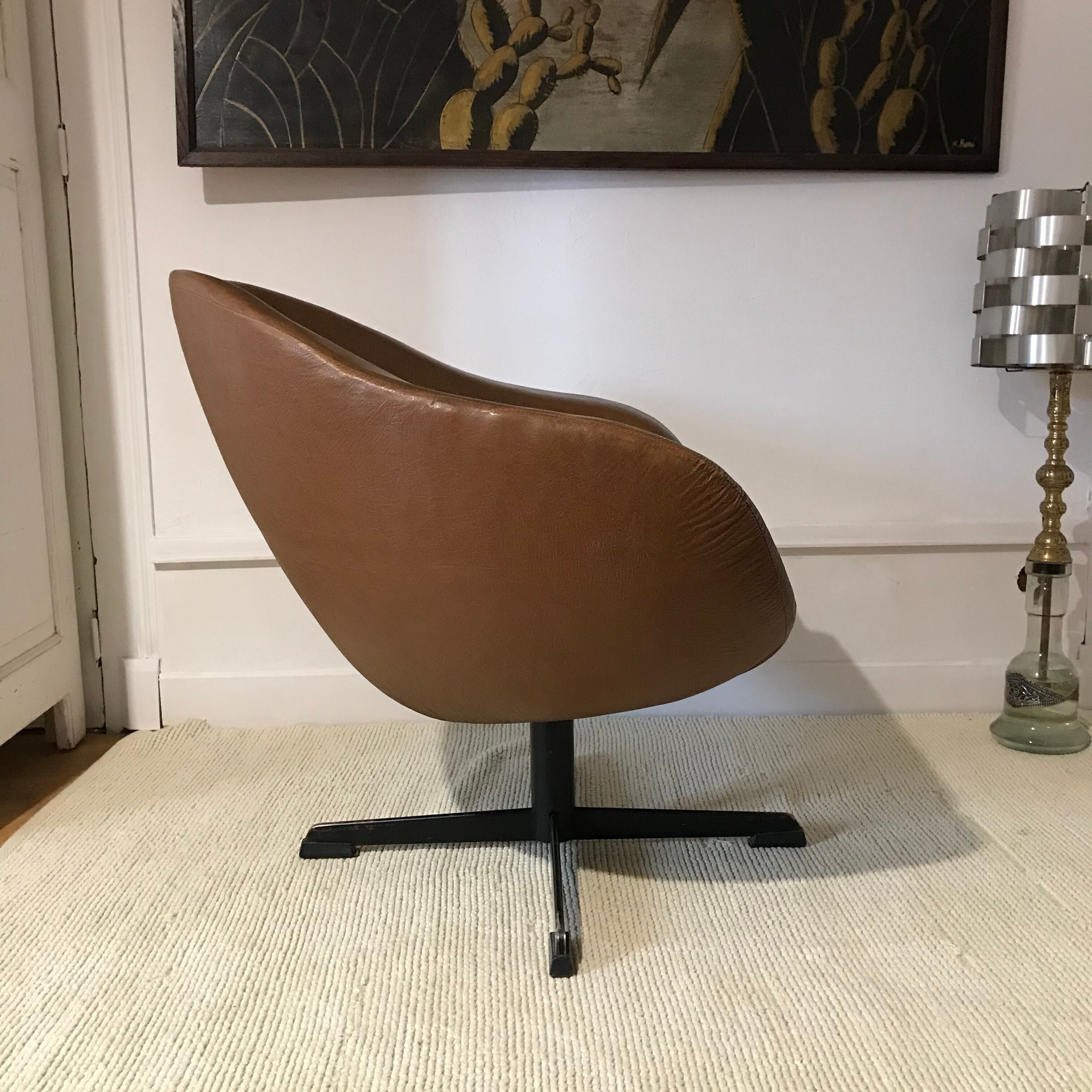 Swivel hull chair