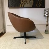 Swivel hull chair