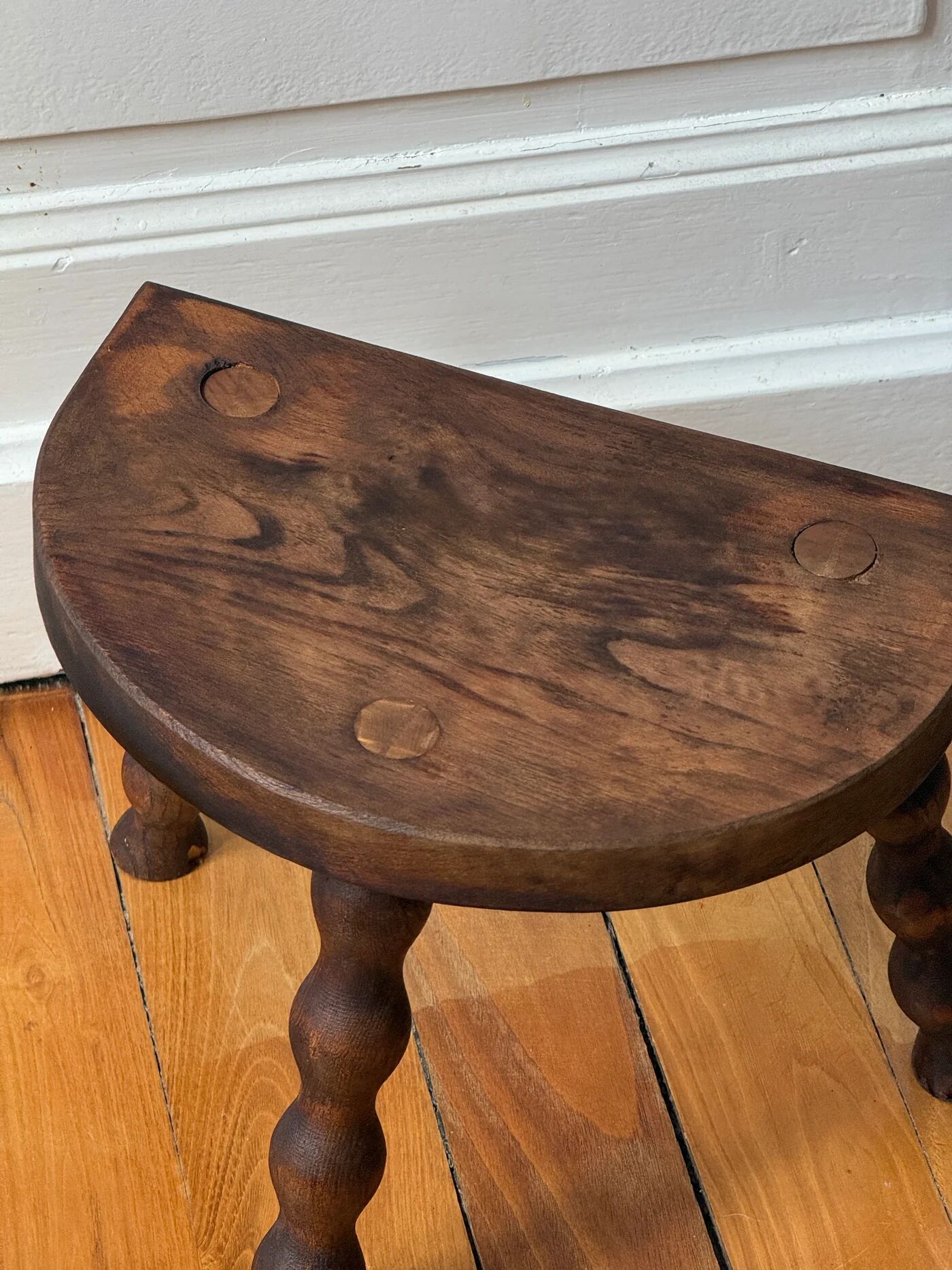 Tabouret tripode en bois tourné
