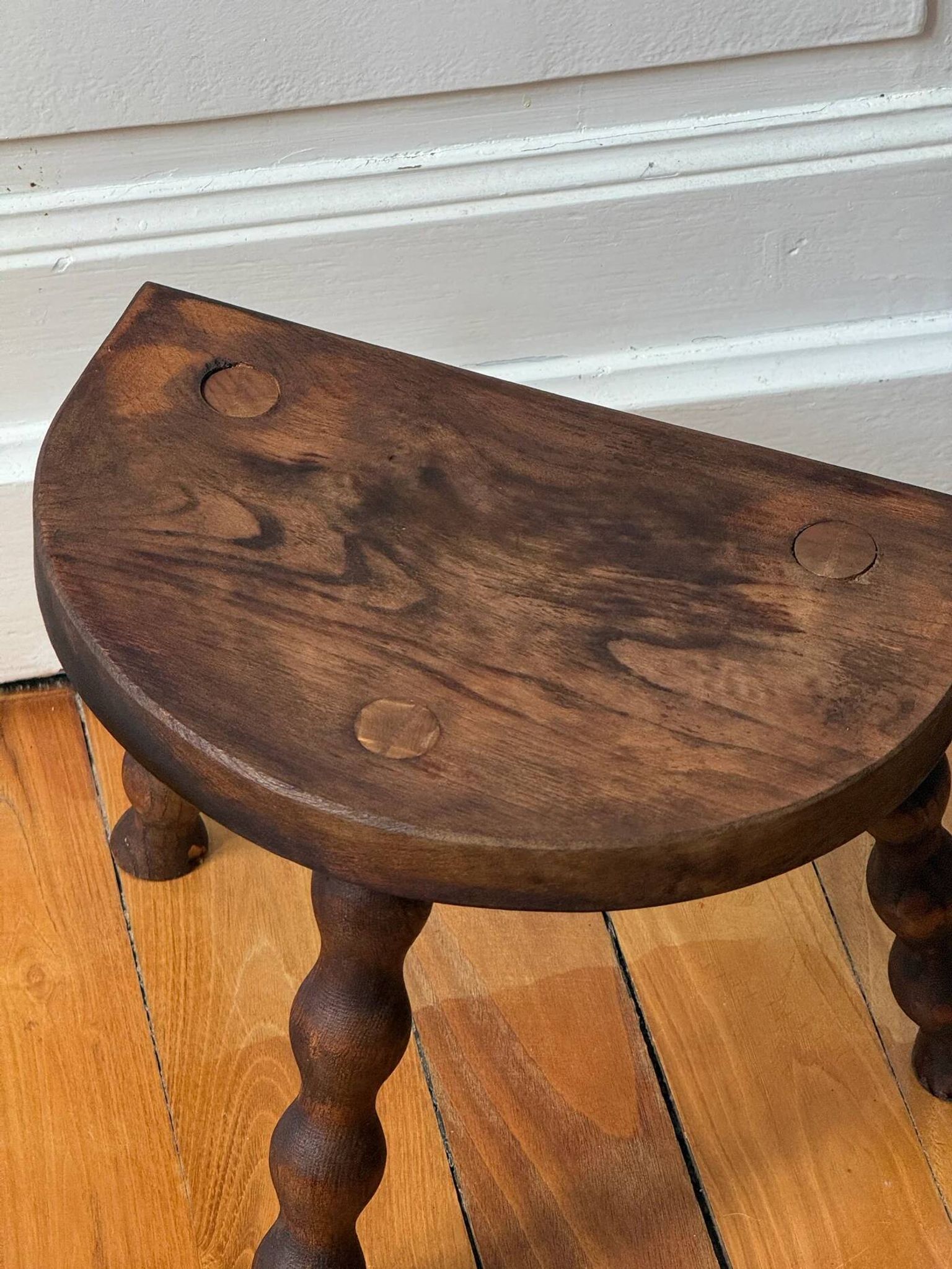 Tabouret tripode en bois tourné