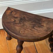 Tabouret tripode en bois tourné