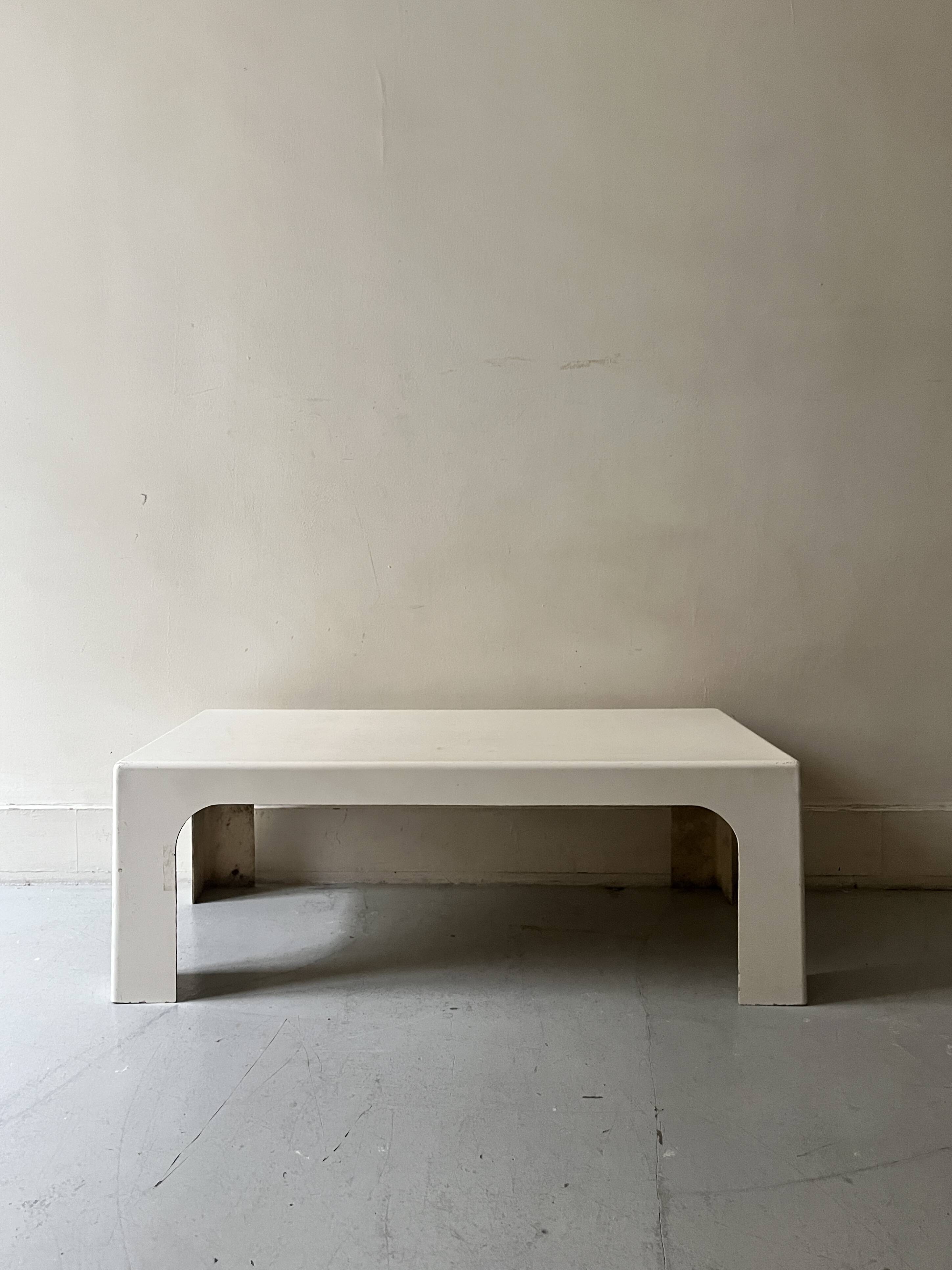 Prisunic coffee table in off-white fibreglass, 1970s design.