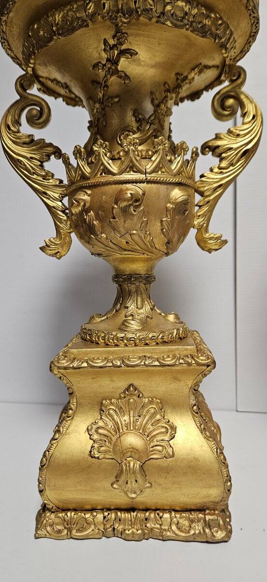 Paire de vases en bois sculpté et doré, au style raffiné inspiré de l'empire