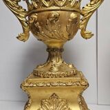 Paire de vases en bois sculpté et doré, au style raffiné inspiré de l'empire