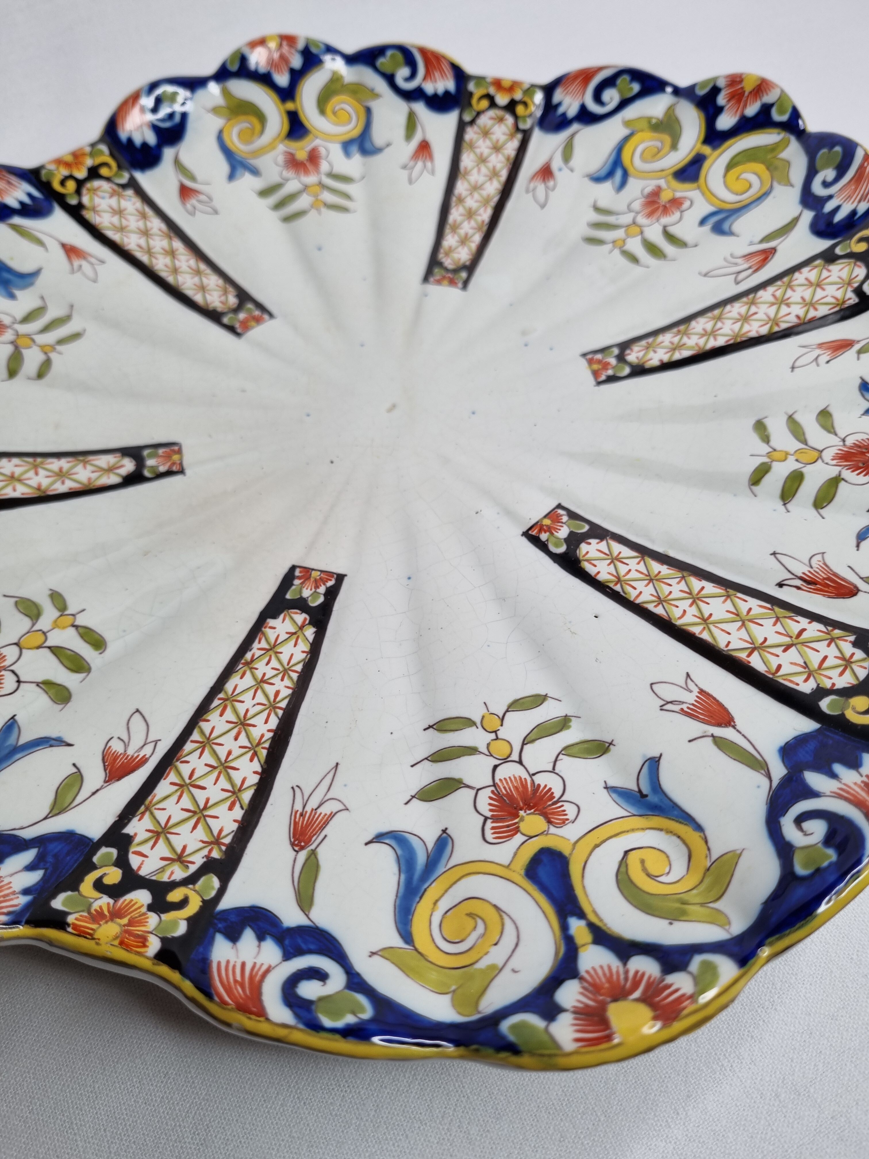 Old dish in polychrome earthenware from Desvres decorated from Rouen, signed, 34 cm