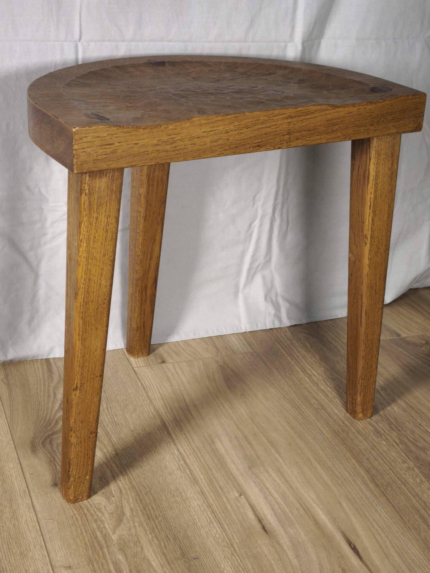 Tabouret en chêne gougé