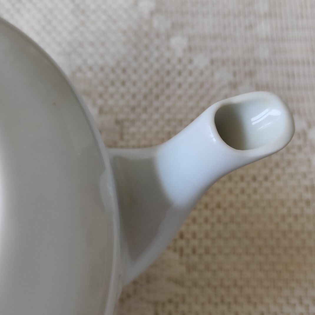 Théière en porcelaine Deshoulières