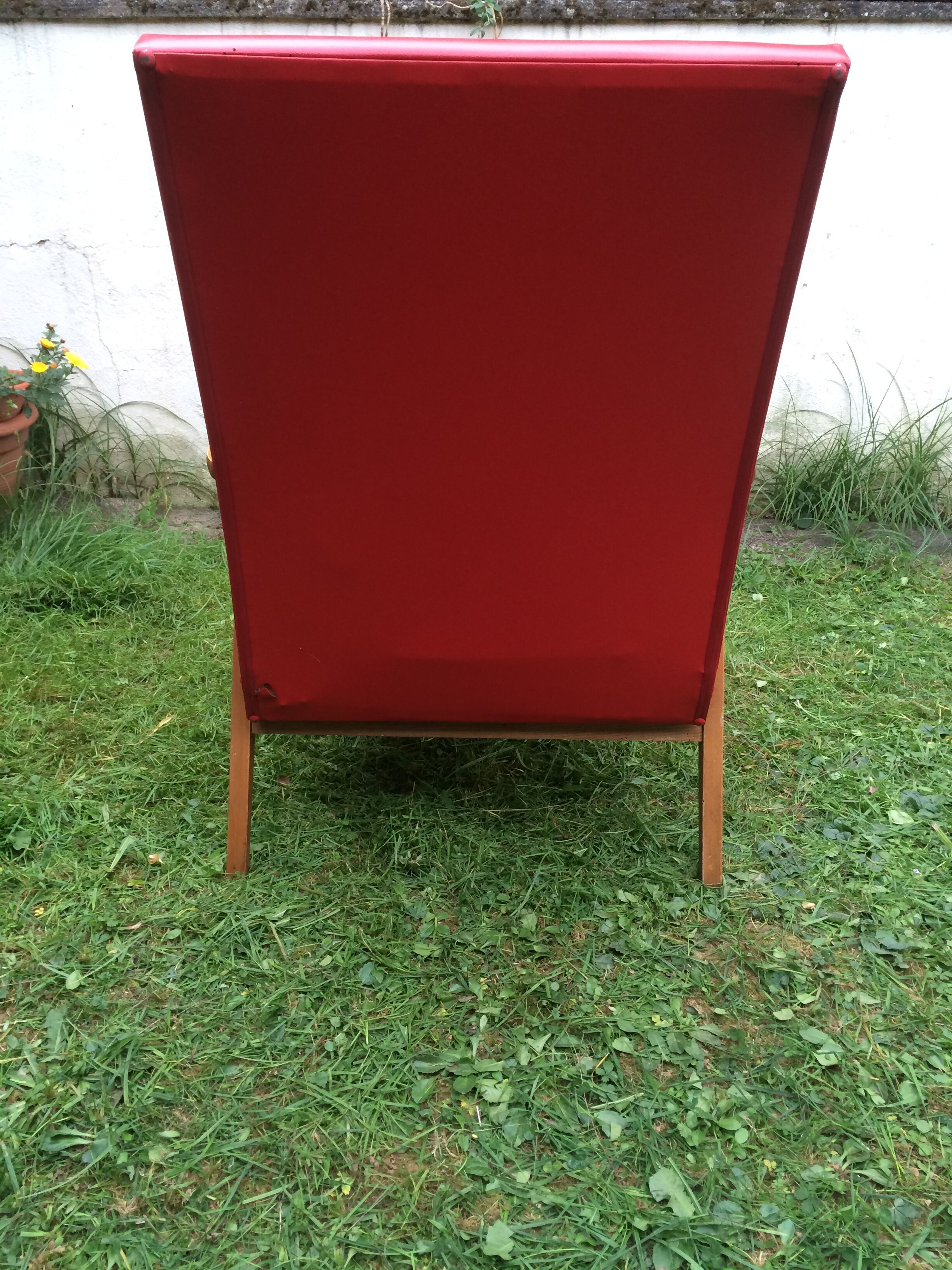 Pair of Scandinavian-style armchairs wood and red skai