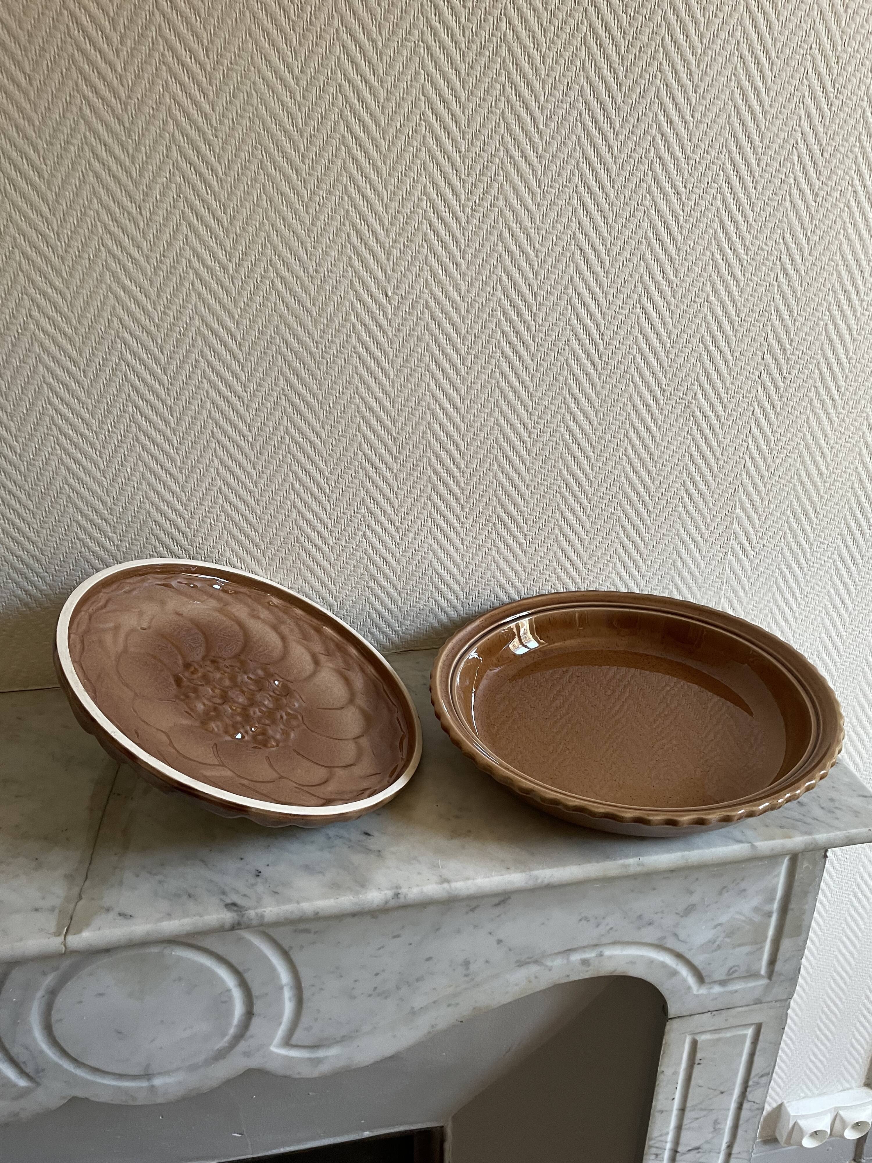 Kiwi slip ceramic pie dish