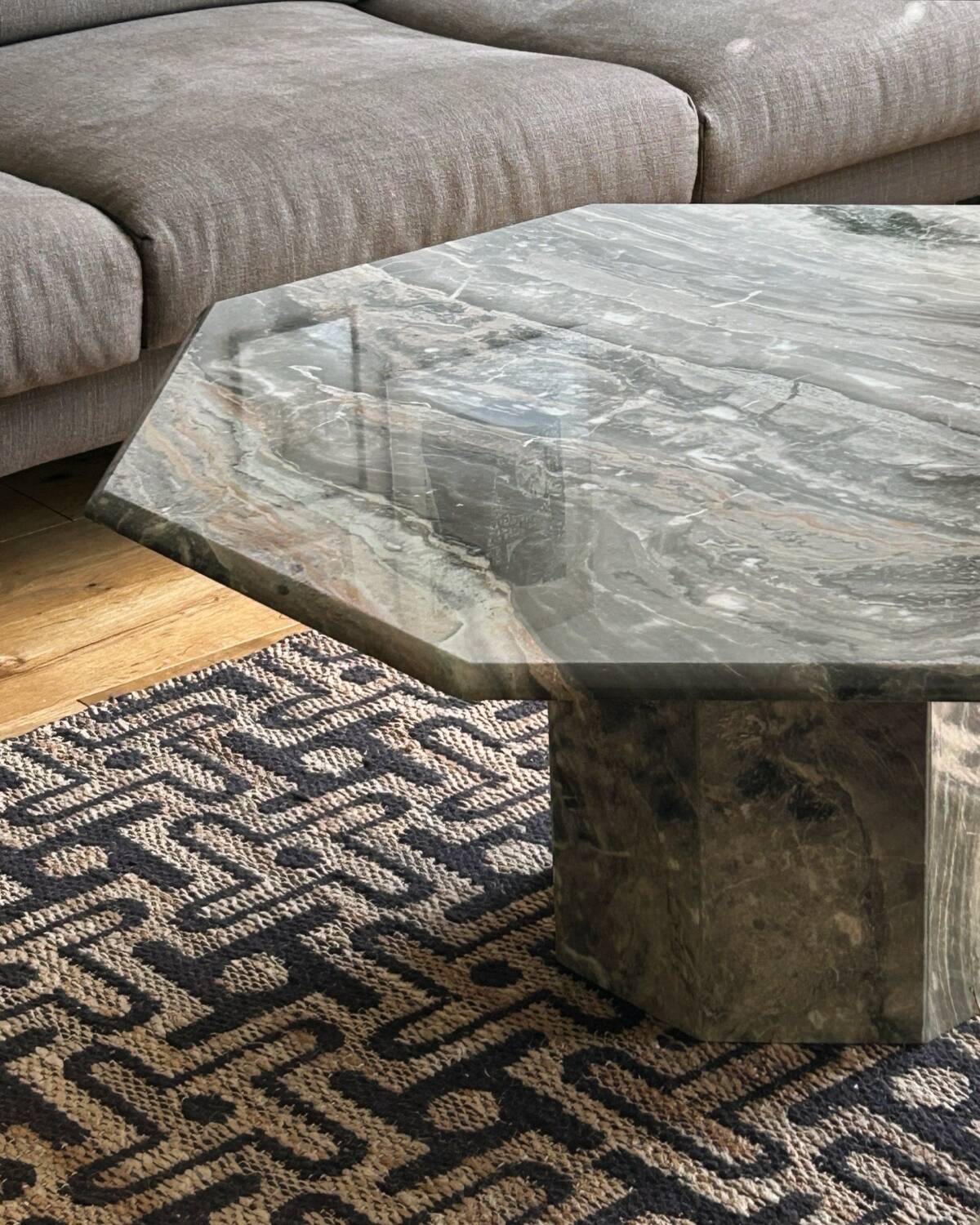 Table basse octogonale en marbre vintage italien en vert gris chaud