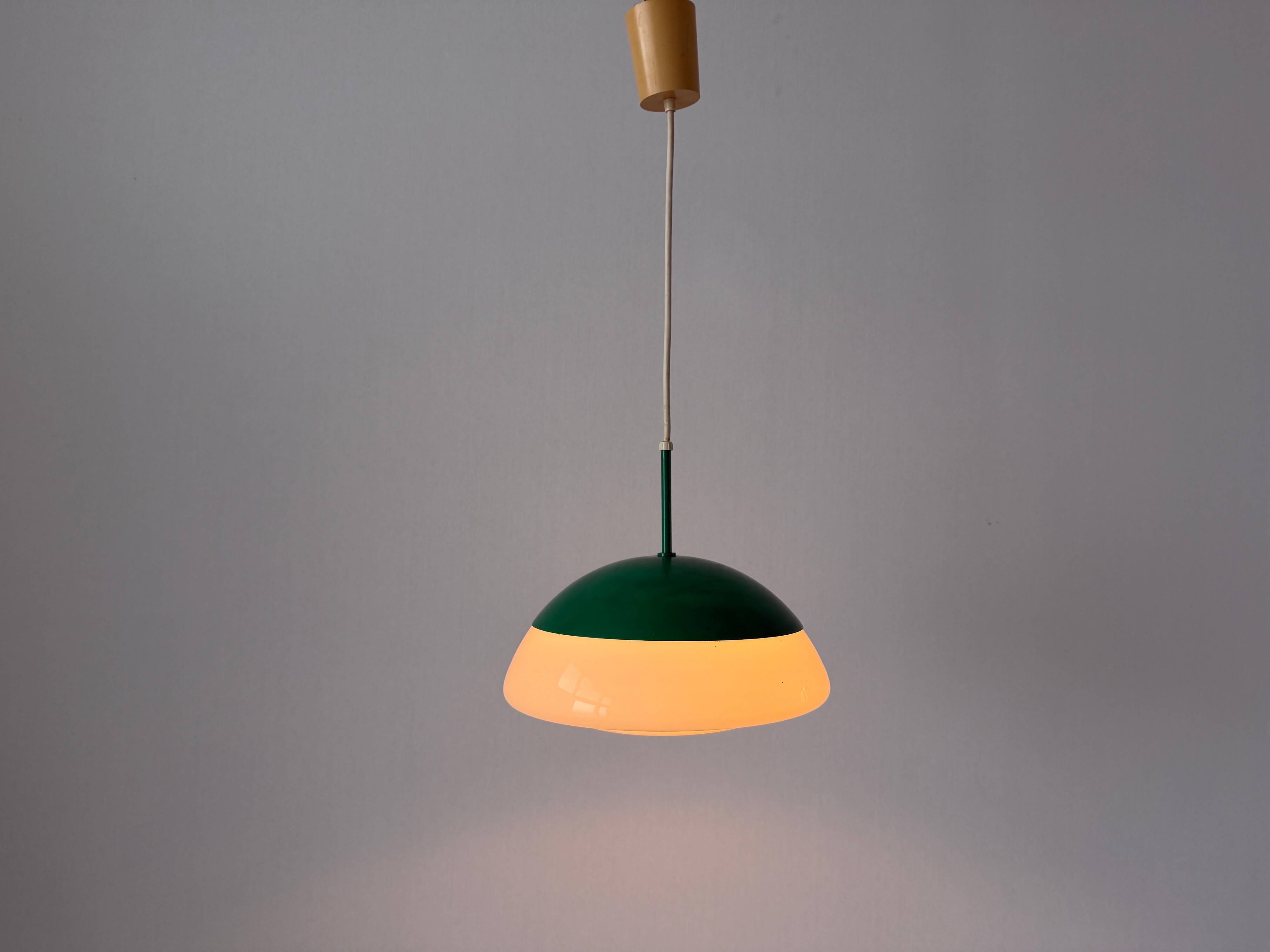Suspension en métal vert et verre opale, années 1960, Germany