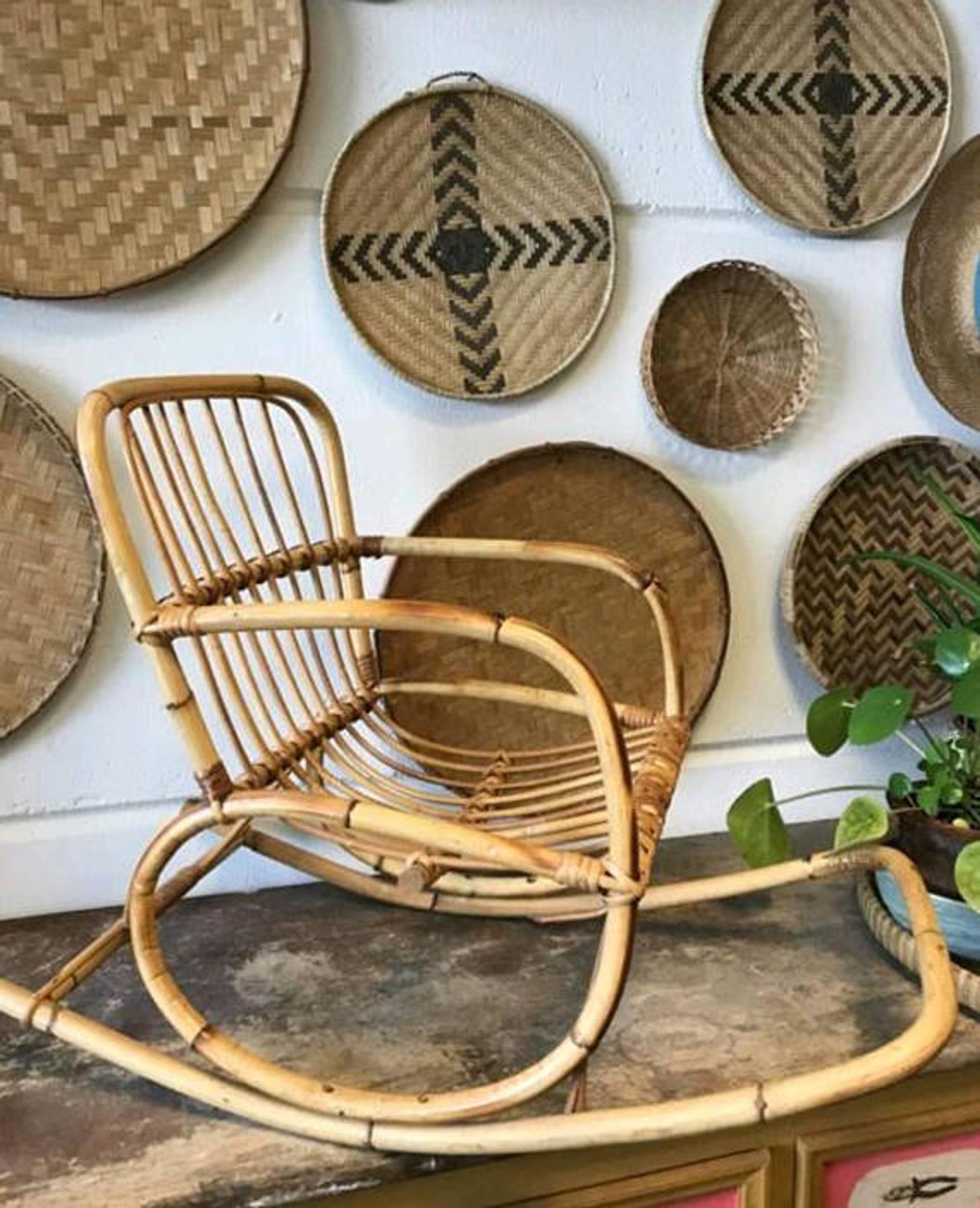 Fauteuil à bascule en rotin vintage pour les enfants
