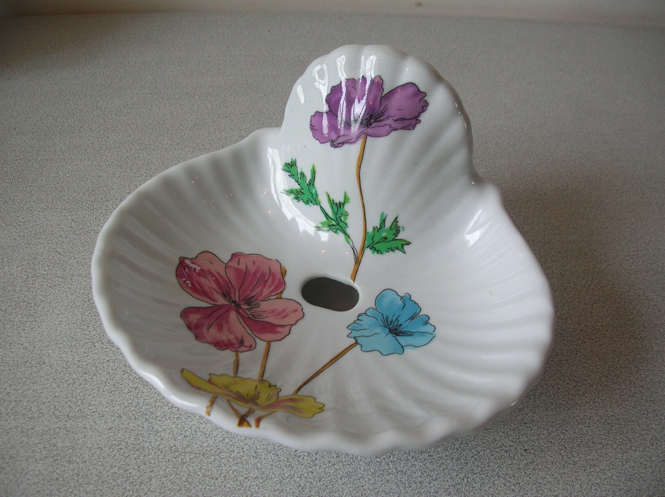 Old porcelain soap holder of Paris floral decoration anemone retro bathroom