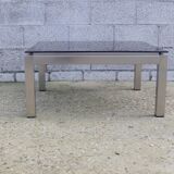 Table basse carrée en métal brossé avec verre fumé