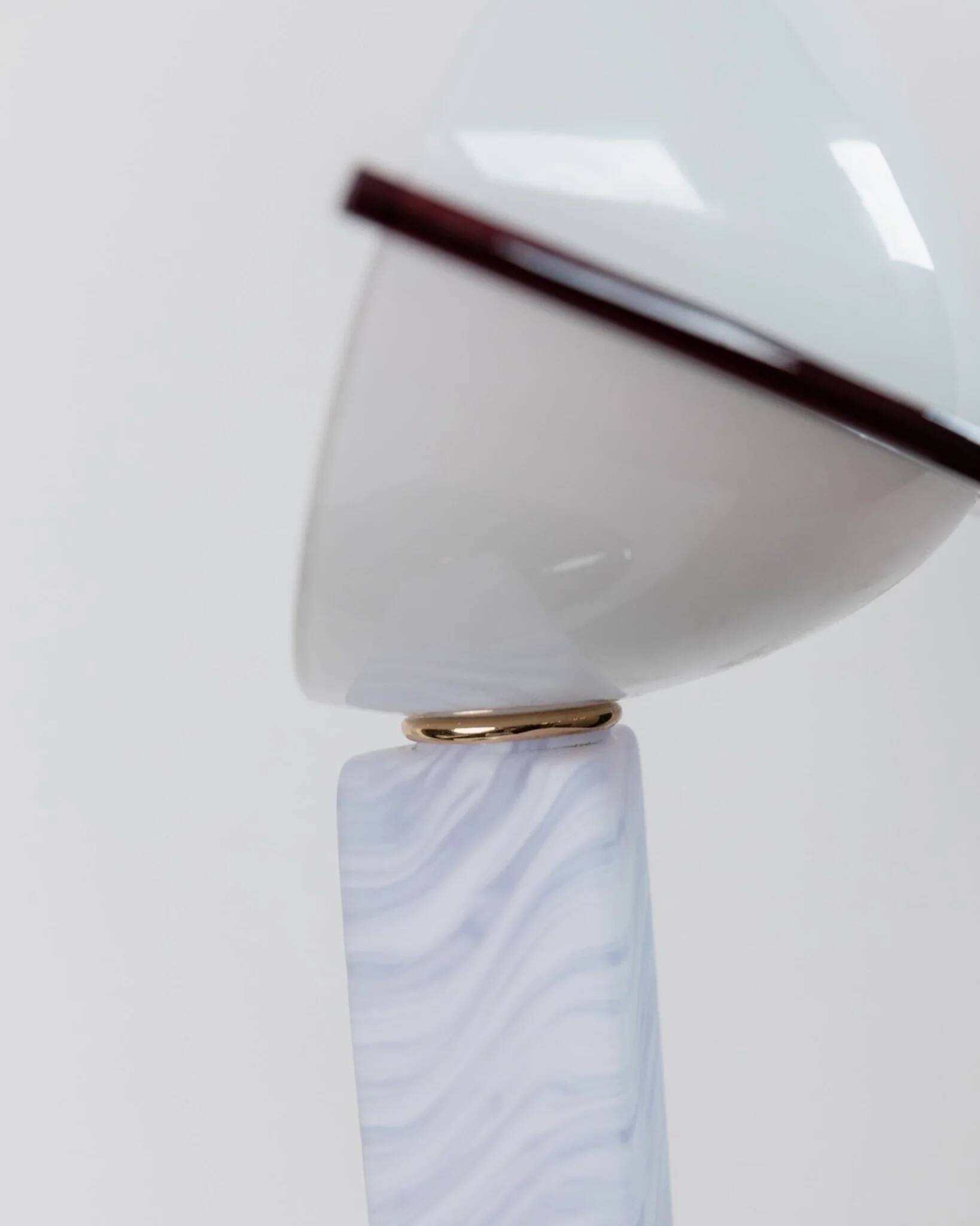 Lampe de table en verre de Murano bleu avec base en métal chrome foncé et abat-jour à rayures de mûre – style Memphis des années 1980, Italie