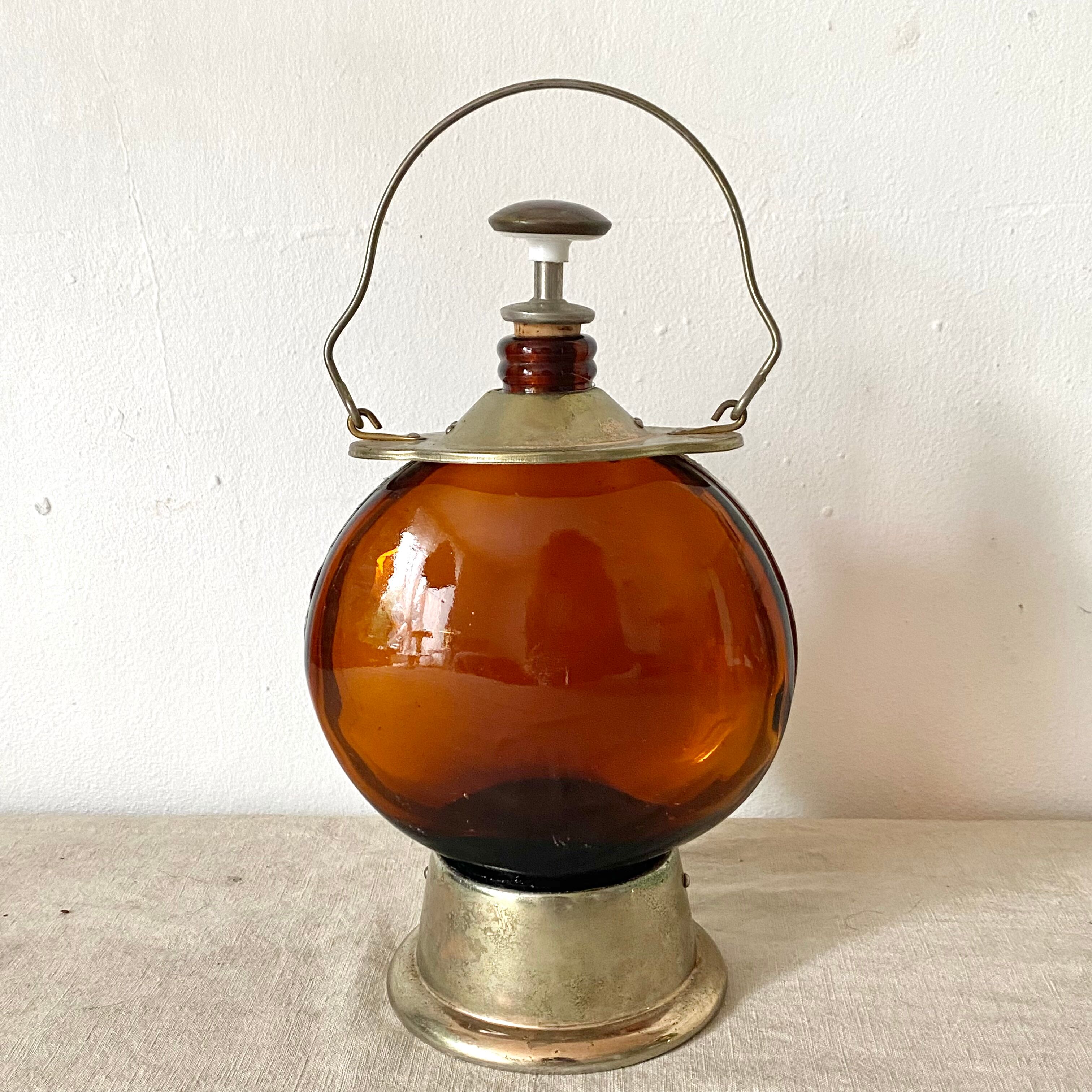 Carafe vintage en verre ambré musicale