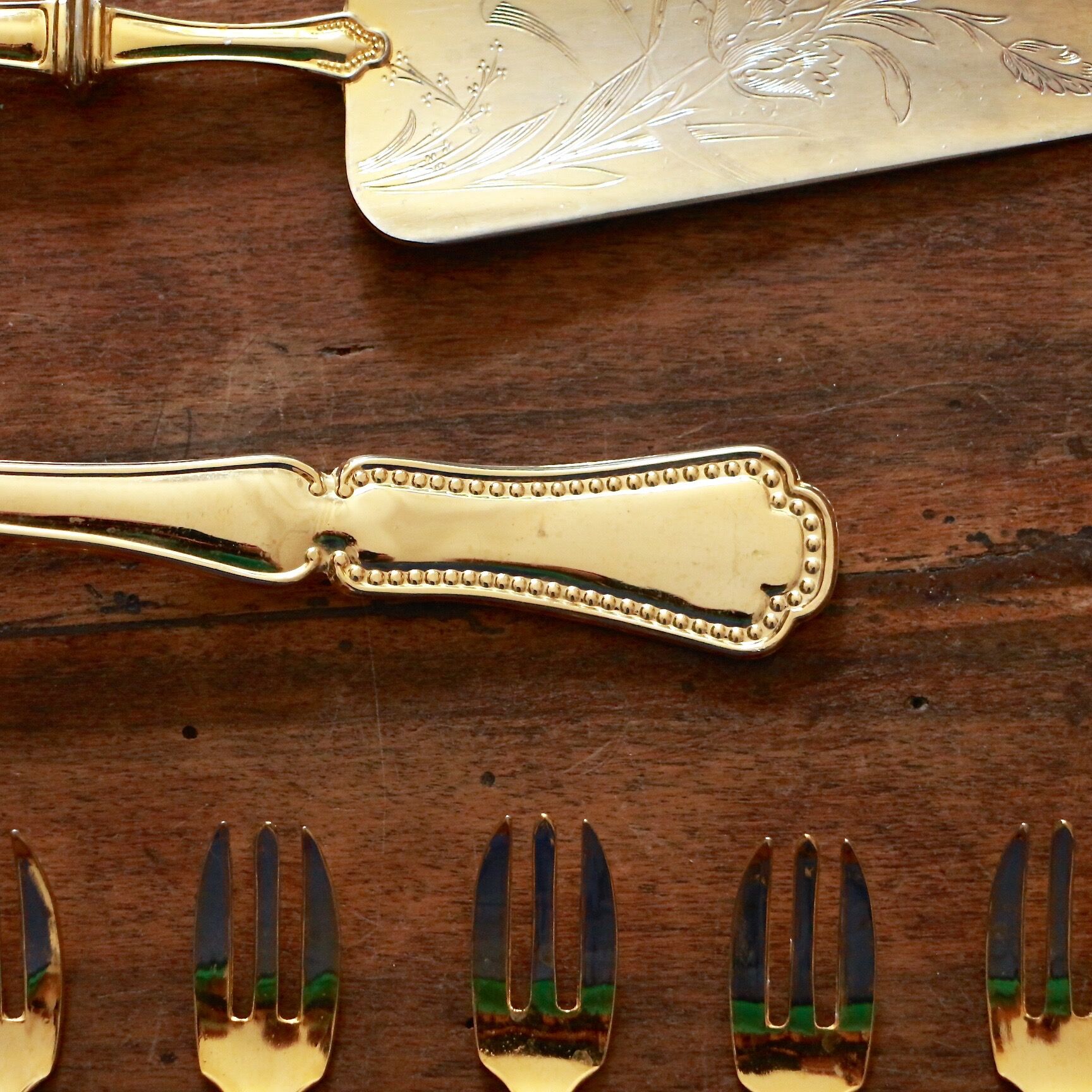 Golden cake cutlery service