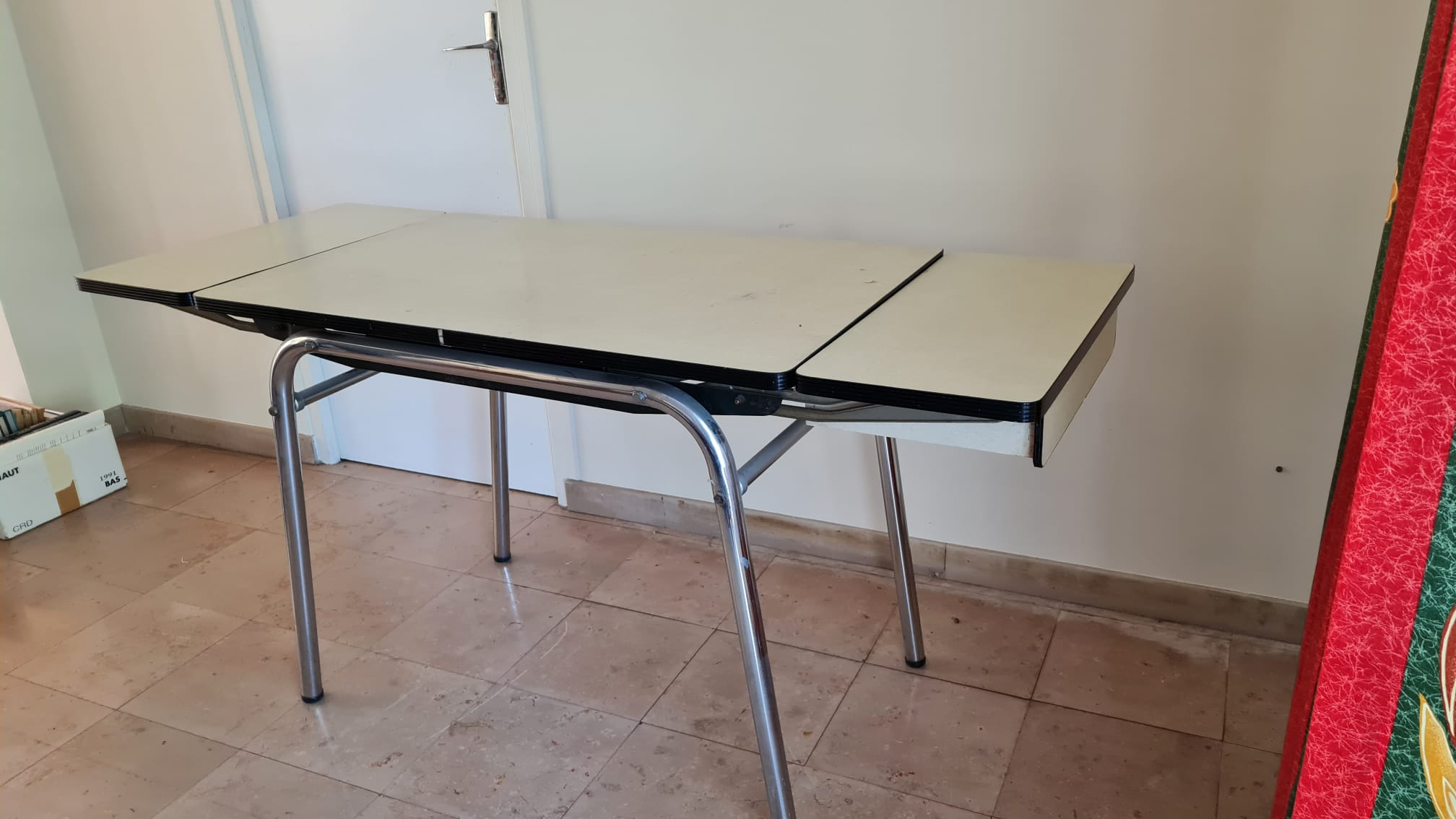 Formica extendable table & chairs