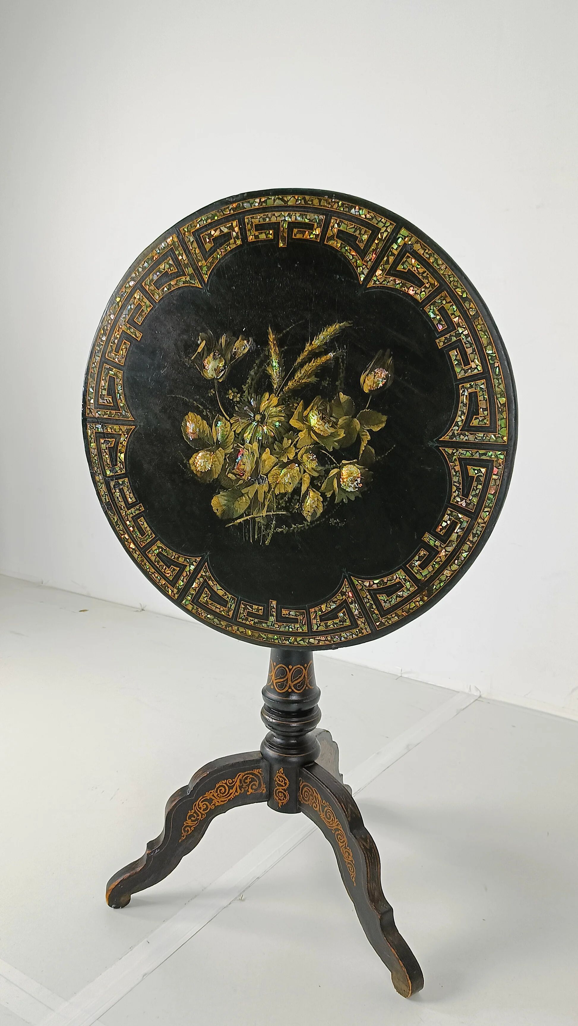 Astonishing Napoleon III tip-top table