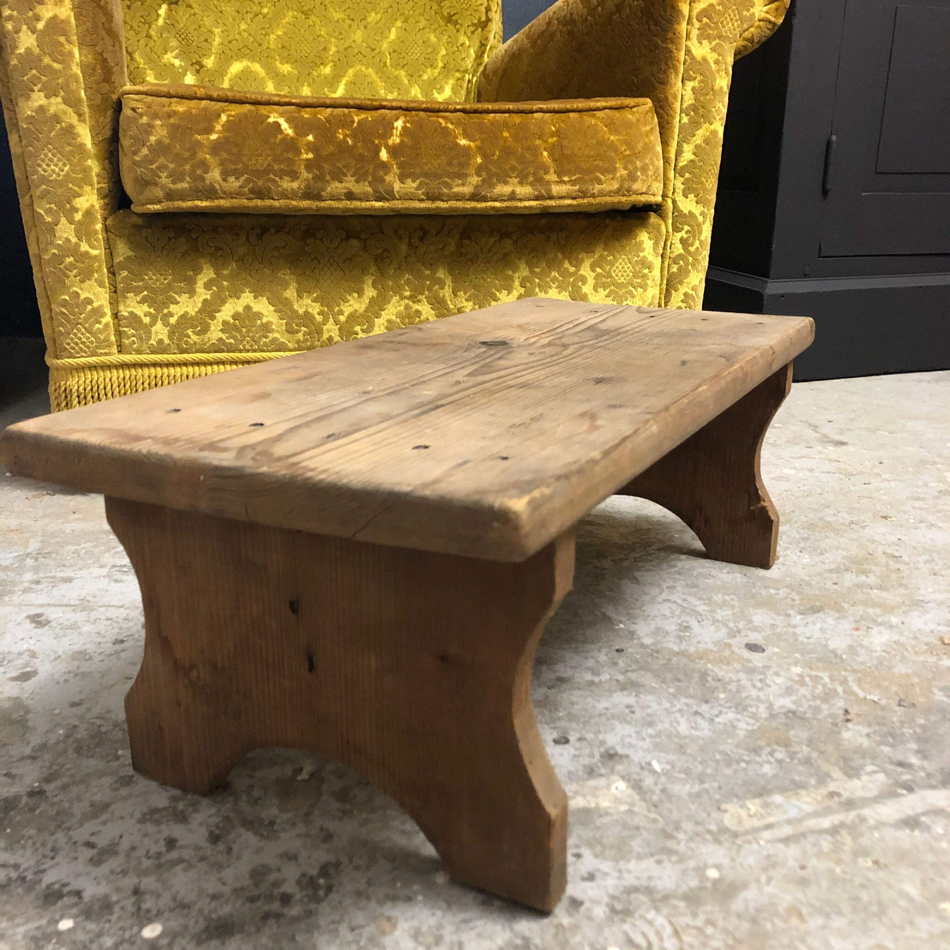 Ancien tabouret marche pied en bois