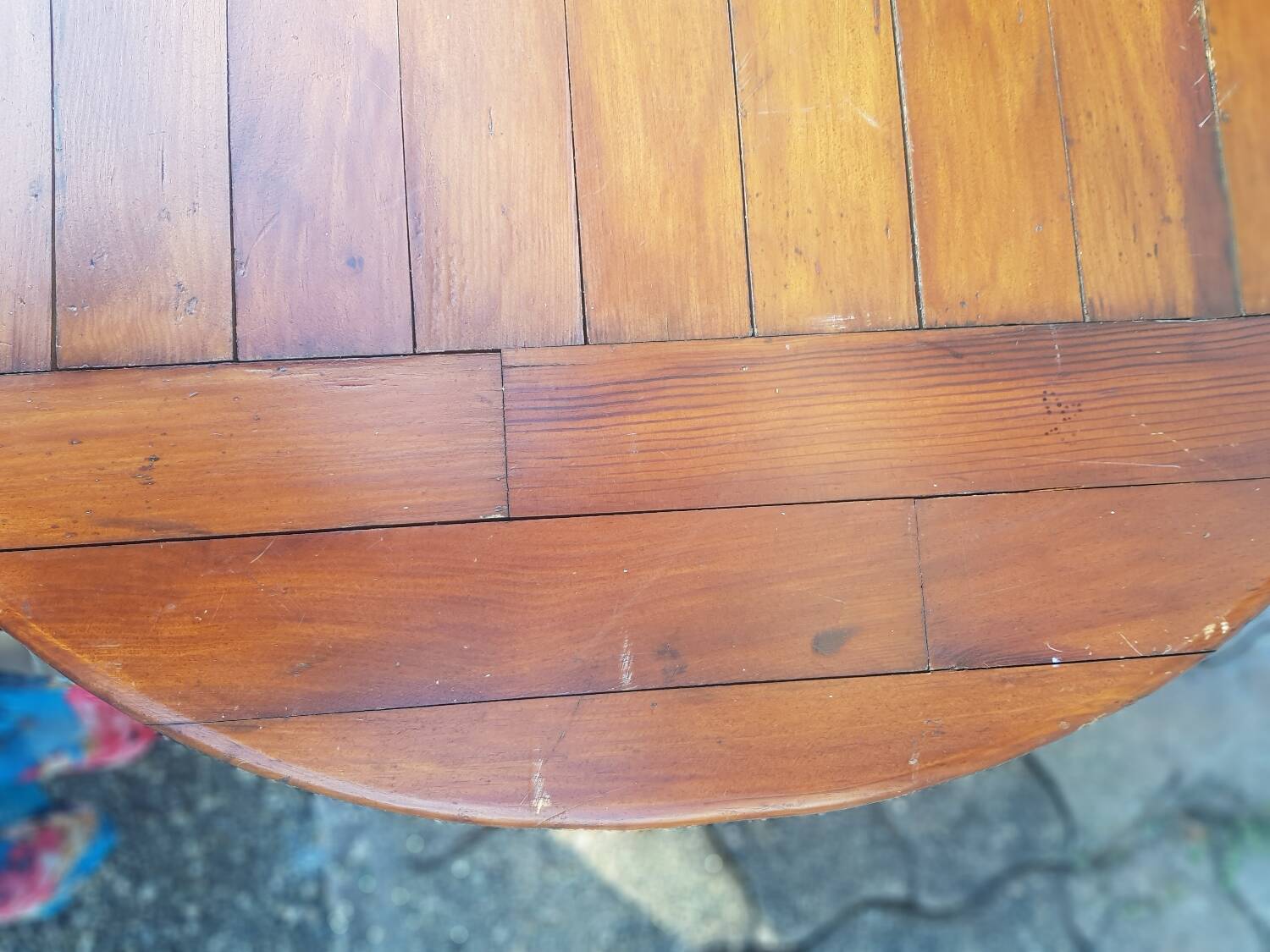 Round garden coffee table