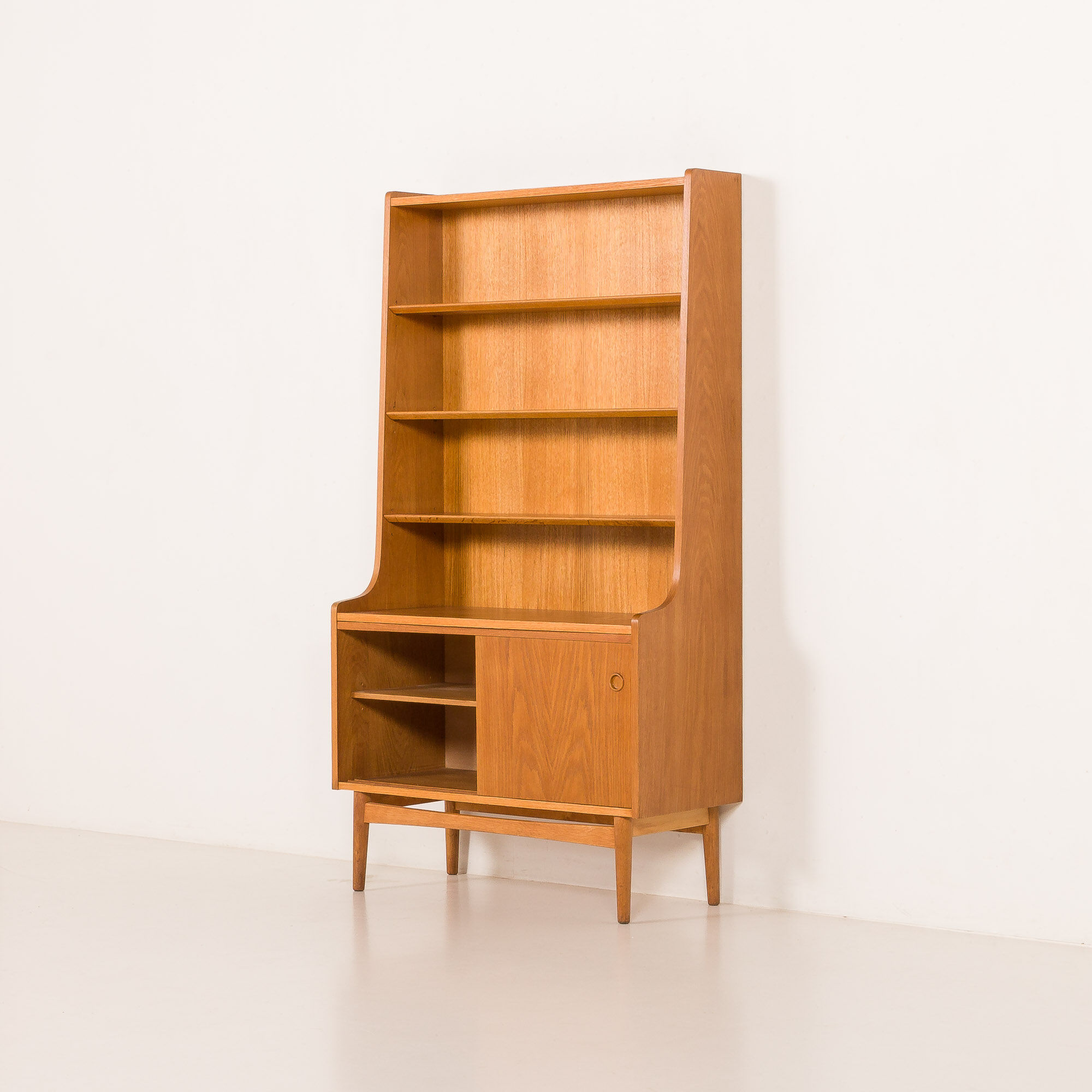 Bibliothèque en chêne Johannes Sorth pour Nexo, Bornholm, Danemark, années 1960.
