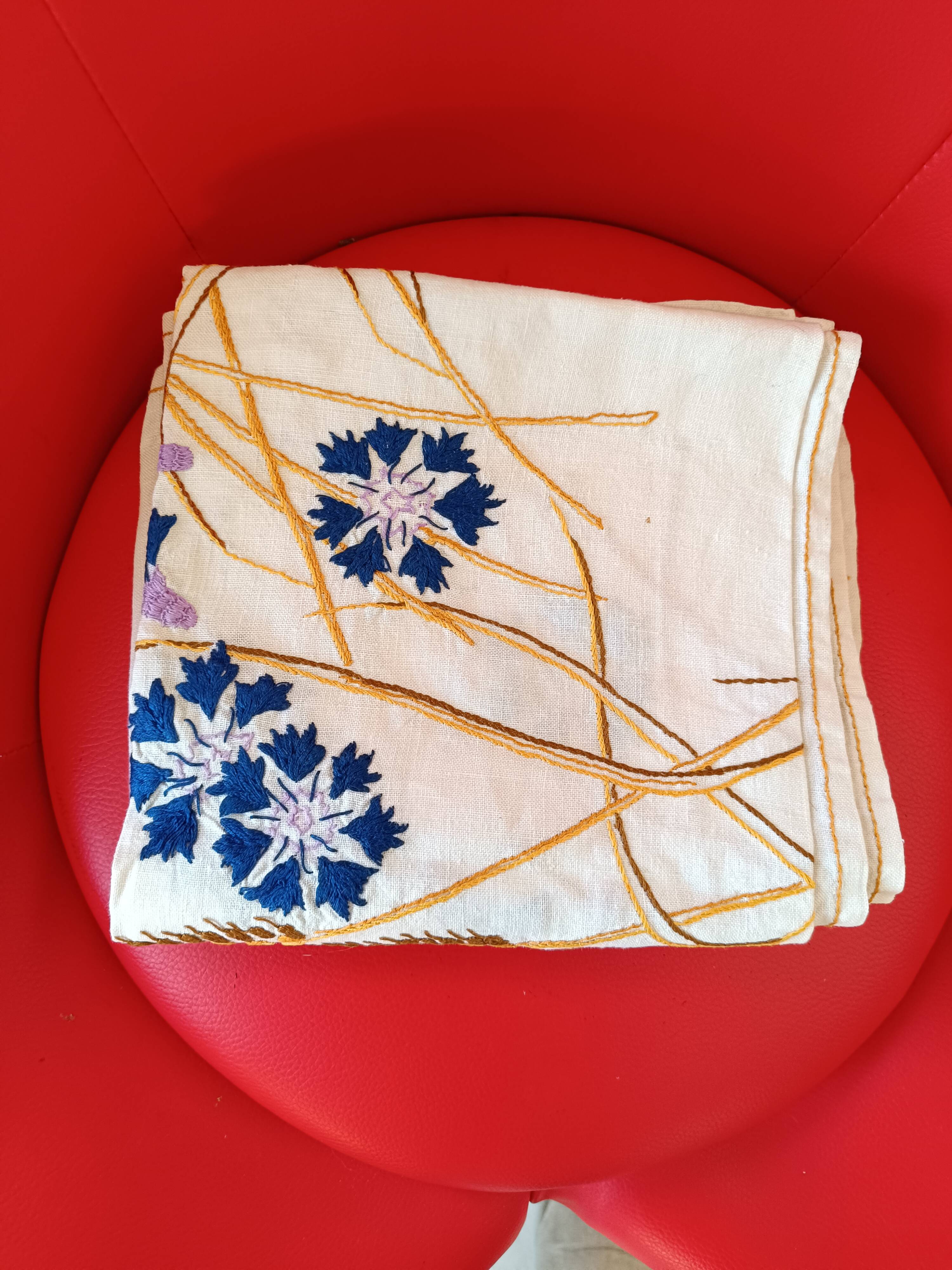 Nappe carrée. Couronne centrale brodée main ; les bleuts.