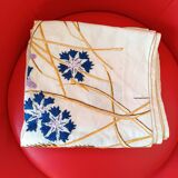 Nappe carrée. Couronne centrale brodée main ; les bleuts.