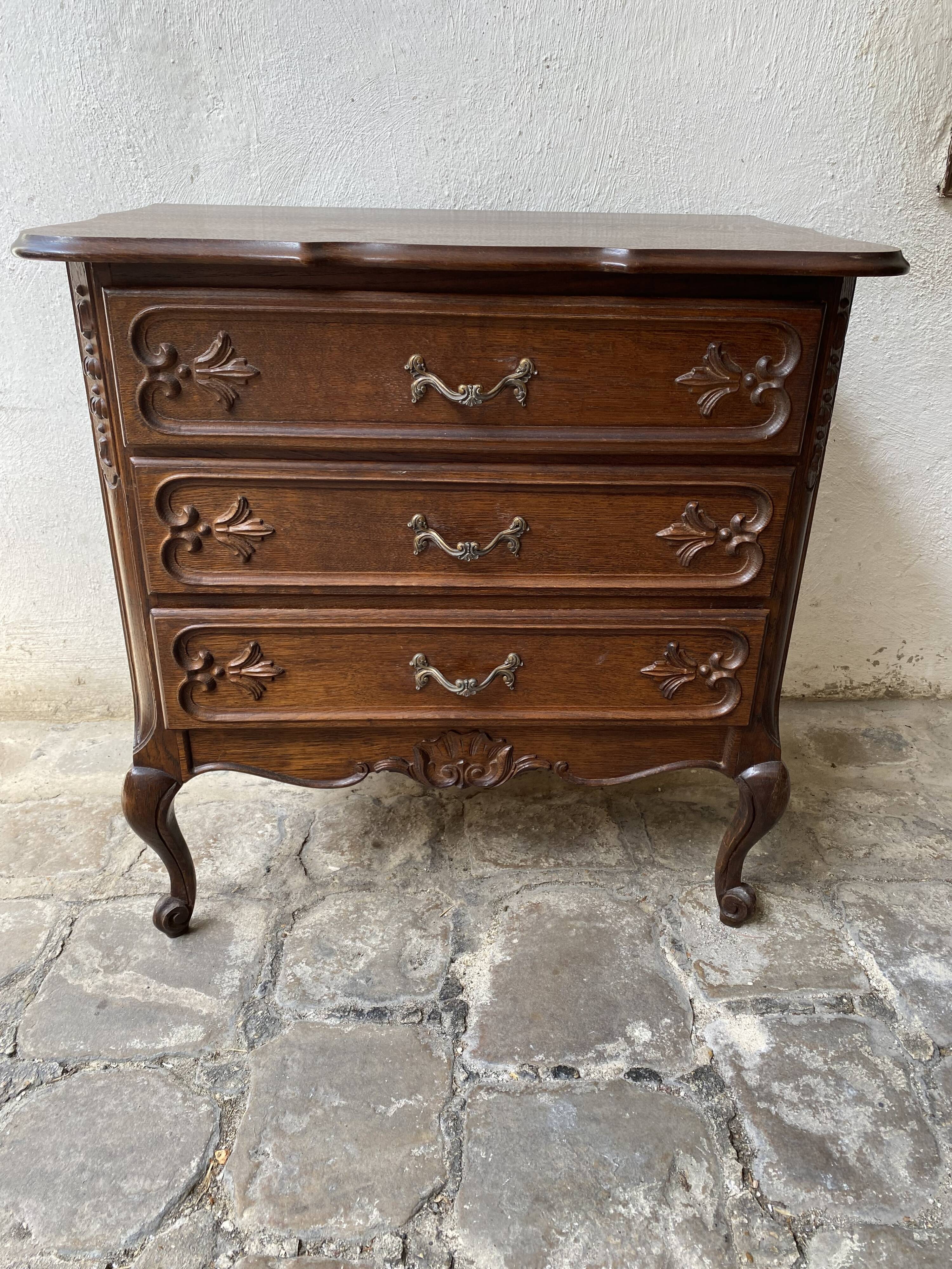 20th century chest of drawers with 3 solid oak drawers in Louis XV style