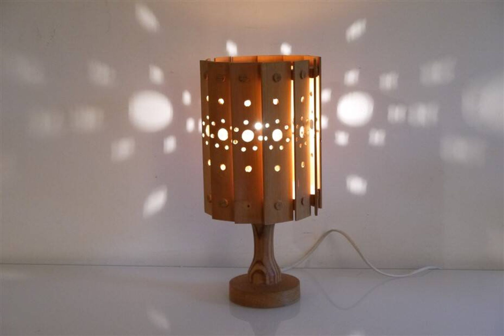 Lampe vintage scandinave en bois 1970