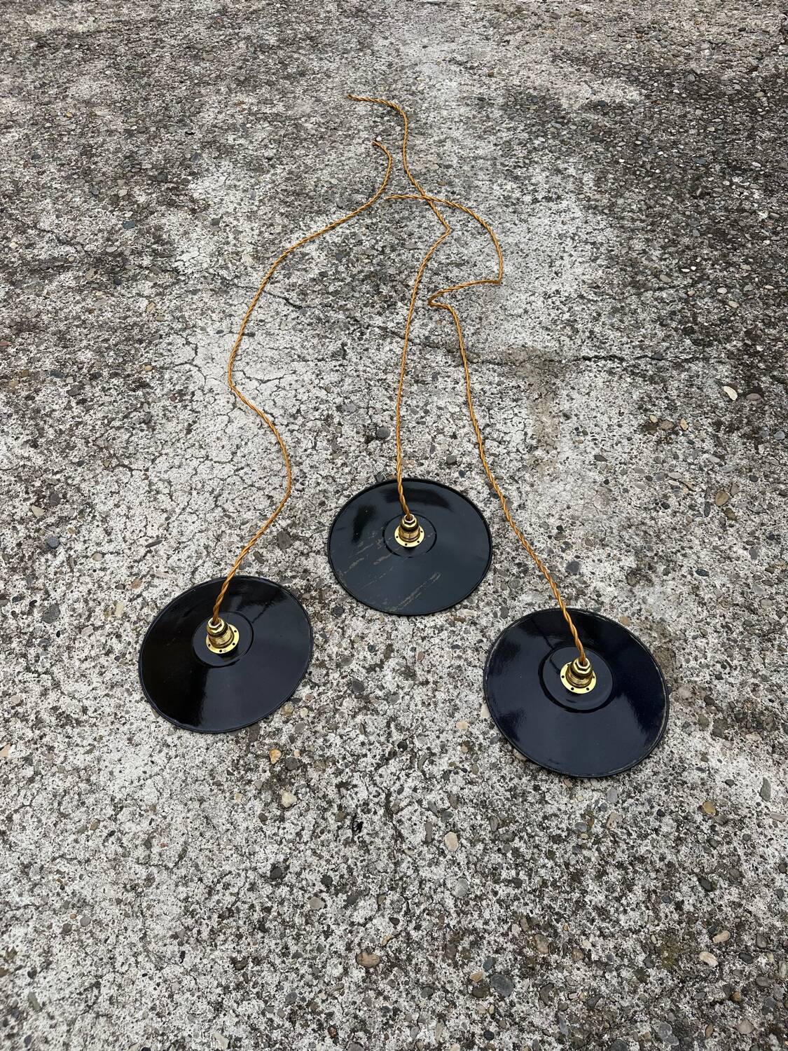 Trio de suspensions tôle émaillée noire et blanche vintage style indus