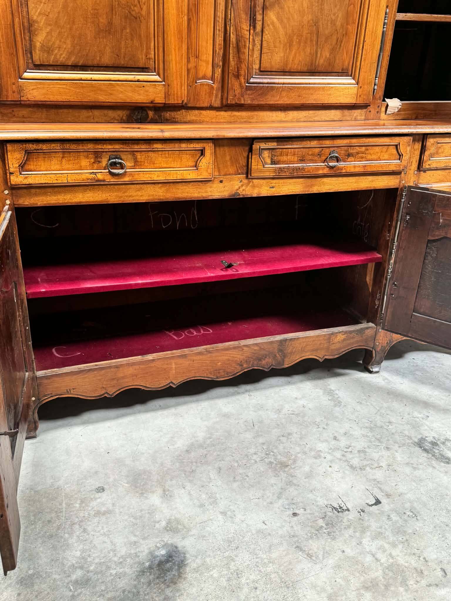 Important buffet deux-corps en noyer, de belle proportion, datant du XVIIIe