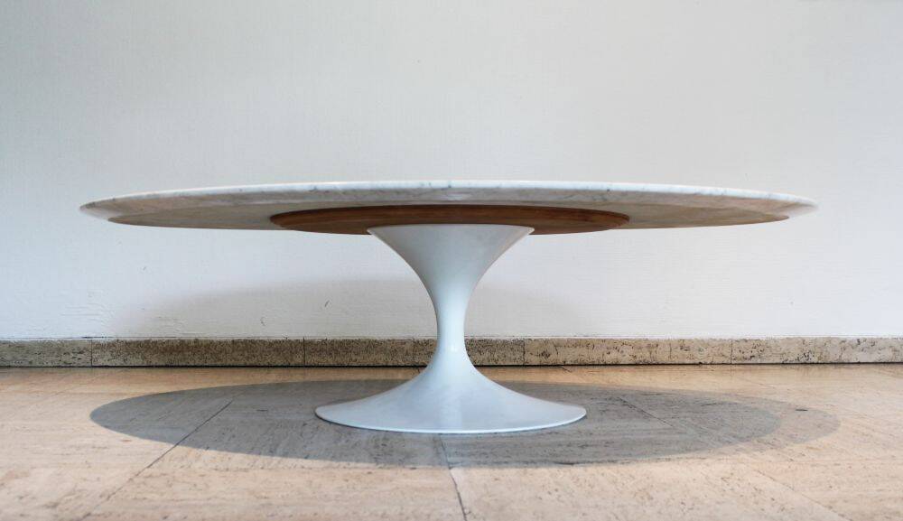 Calacatta marble coffee table by Eero Saarinen for Knoll, 70's.