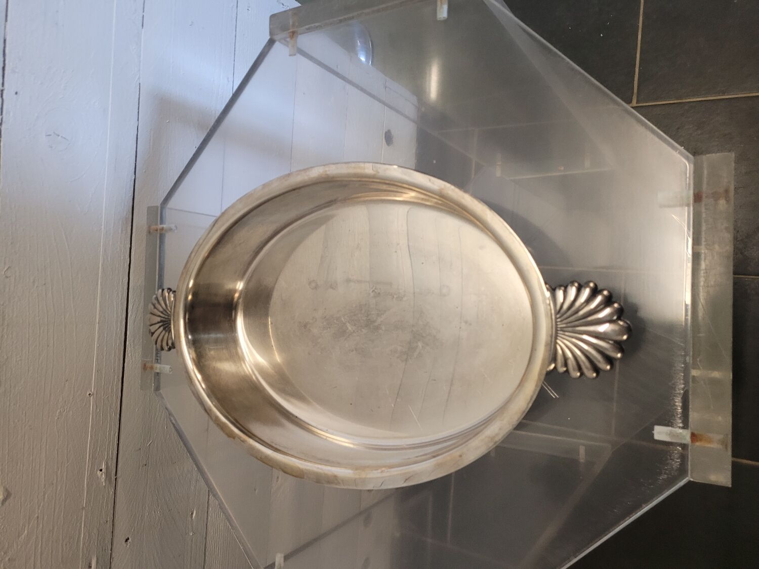 Hollow plate in silver metal