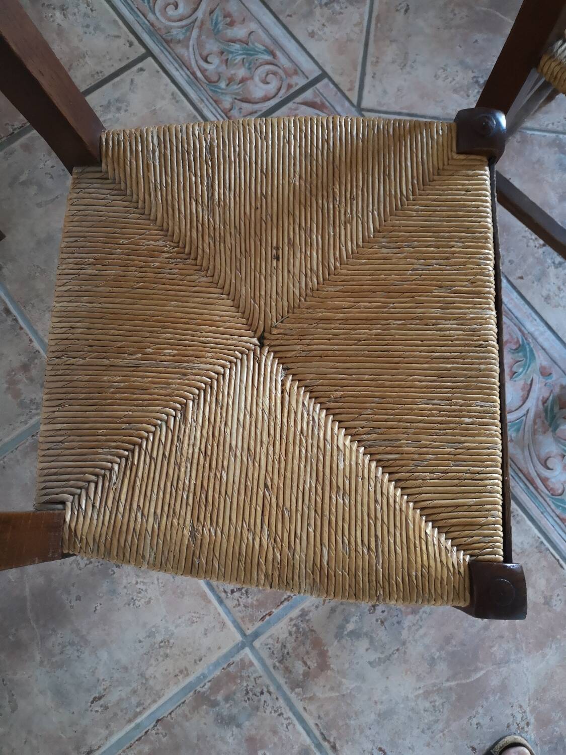 Set of 5 straw chairs