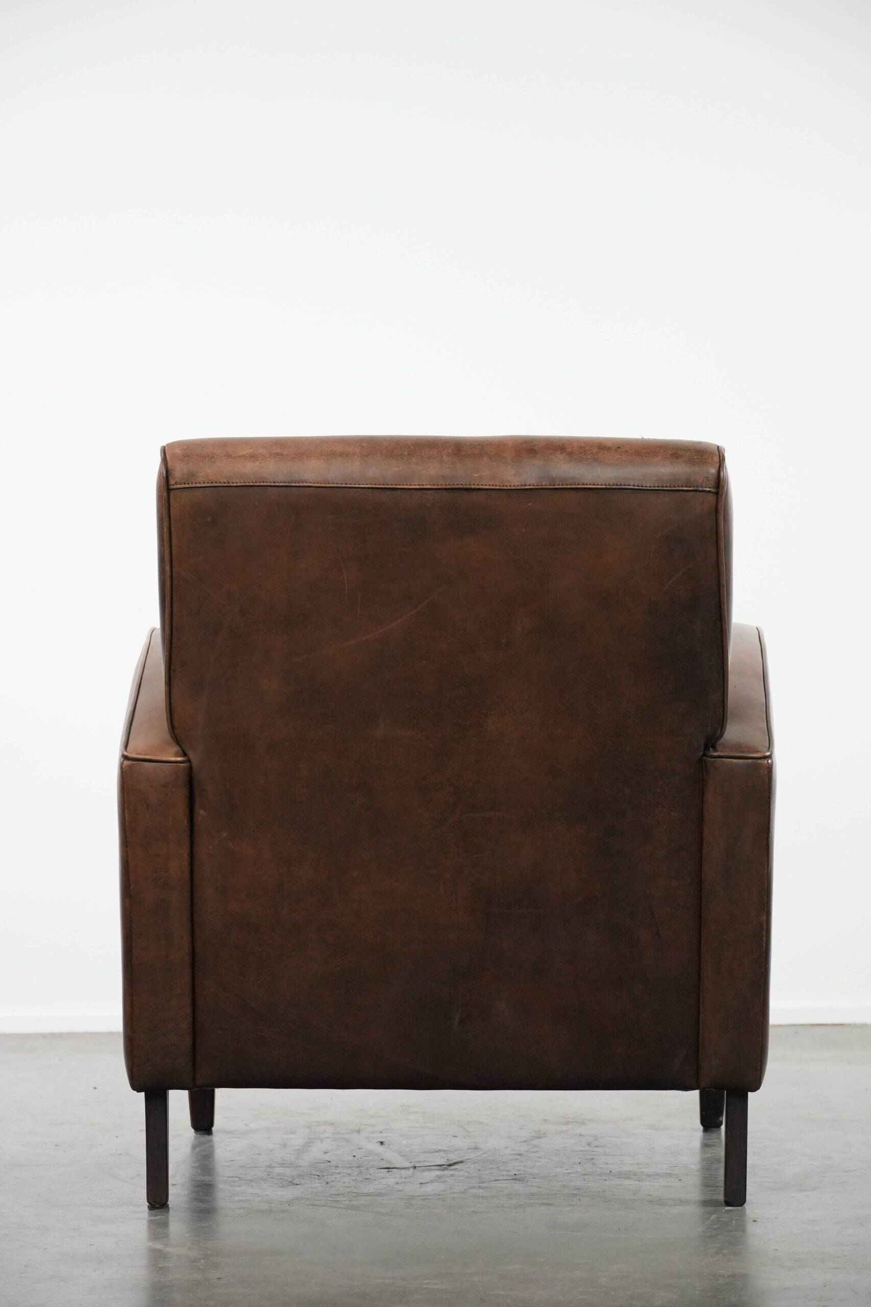 Fauteuil en cuir de mouton élégant et stylé avec un design épuré.