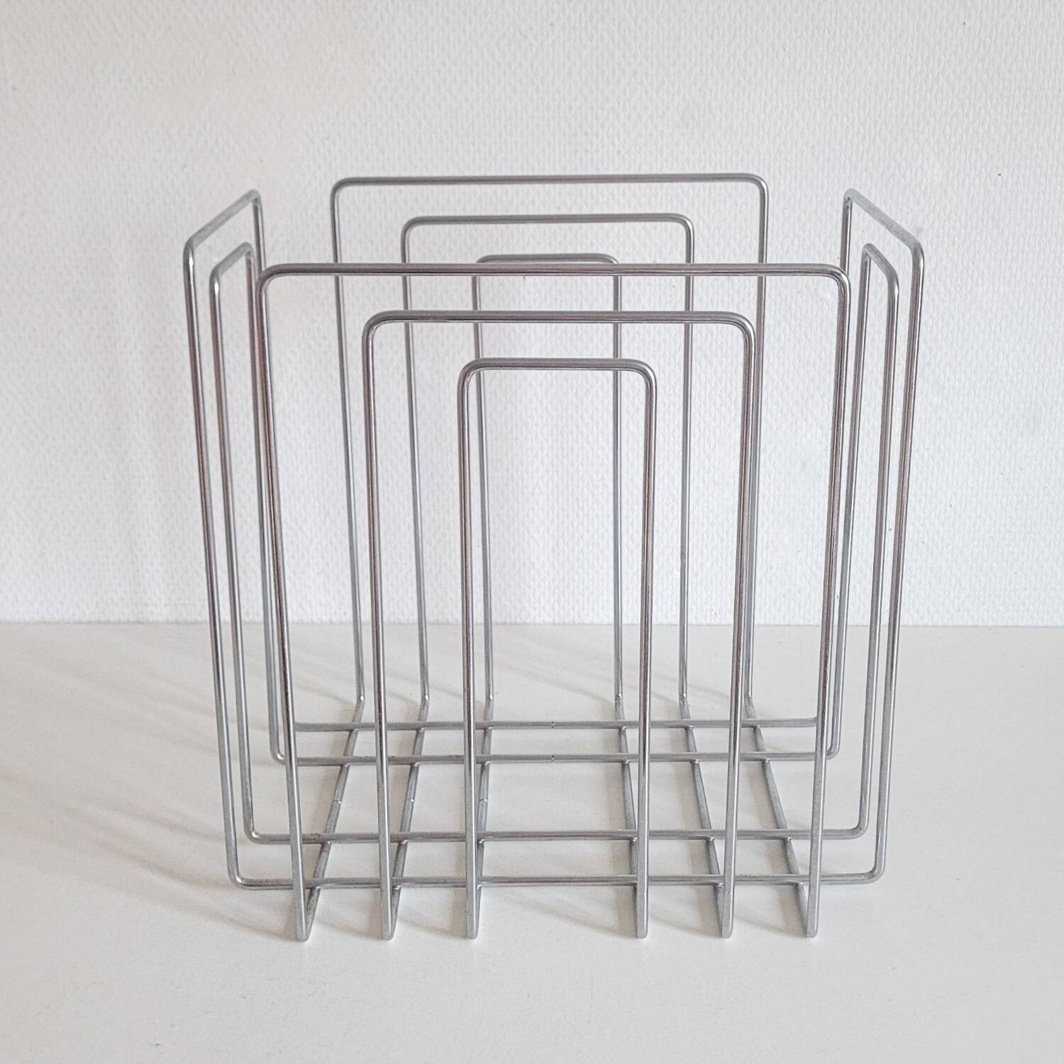 Vintage design chrome metal magazine rack