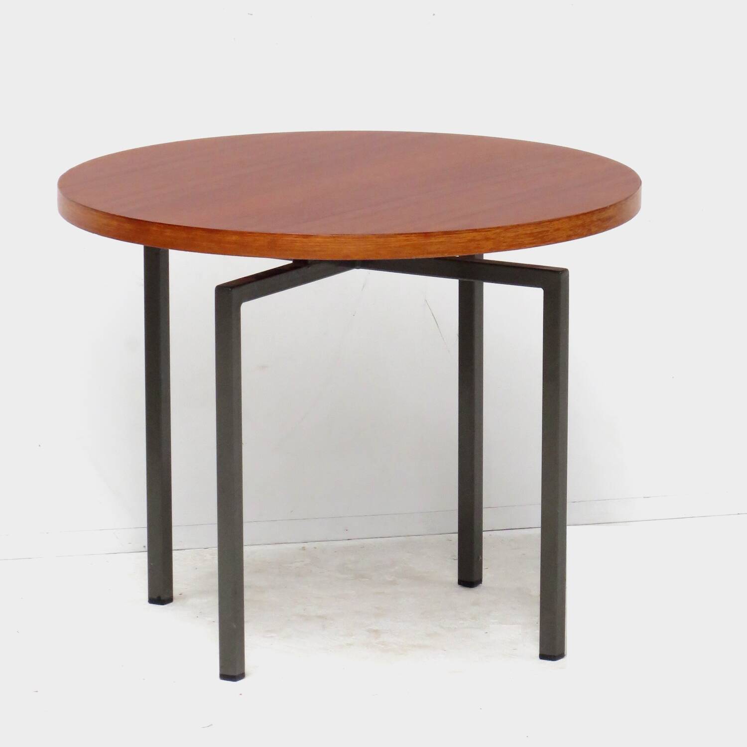 Vintage mid century round side table / coffee table by Kuperus, 1960s