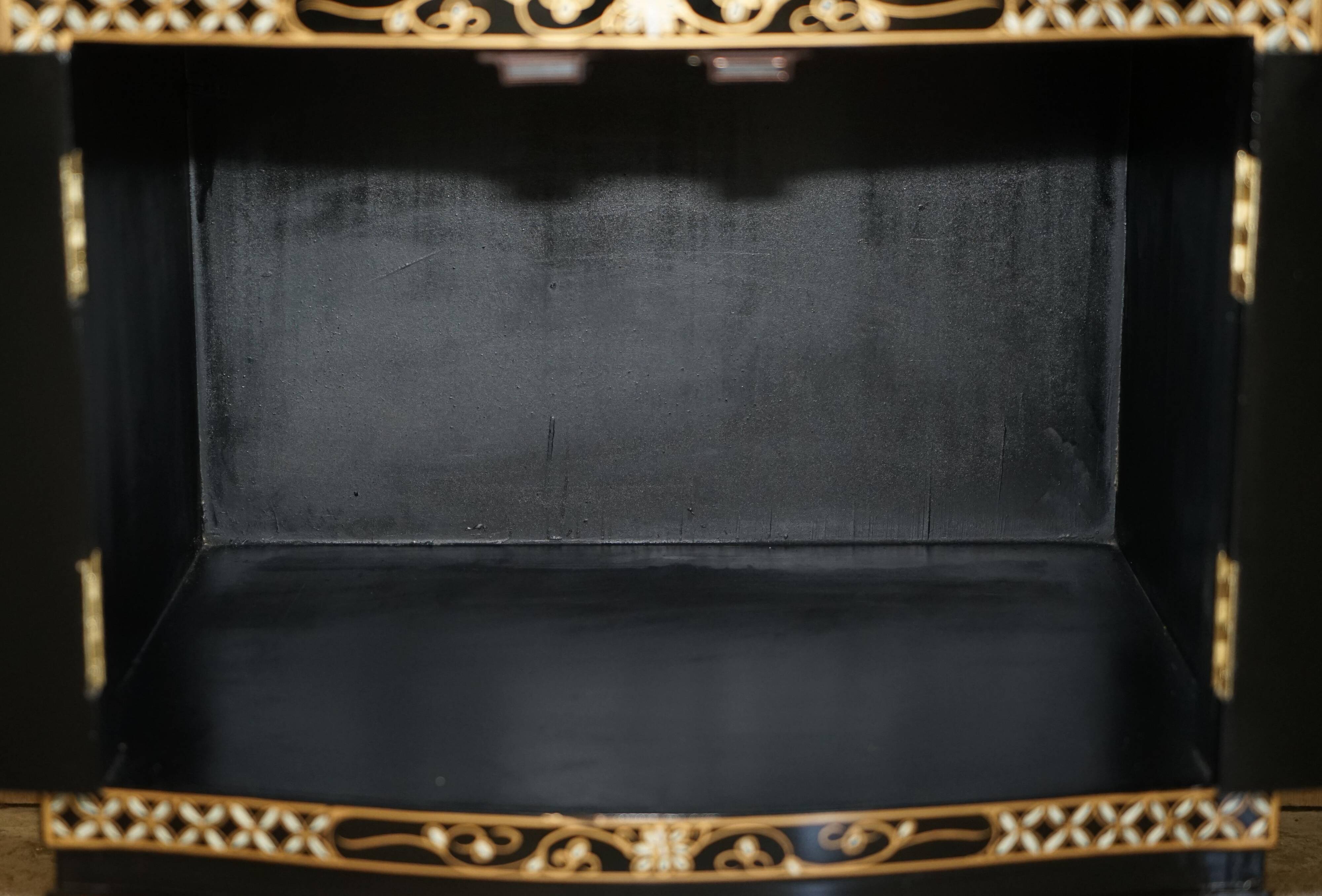 Decorative Chinese buffet in Chinoiserie style in lacquer and steatite.