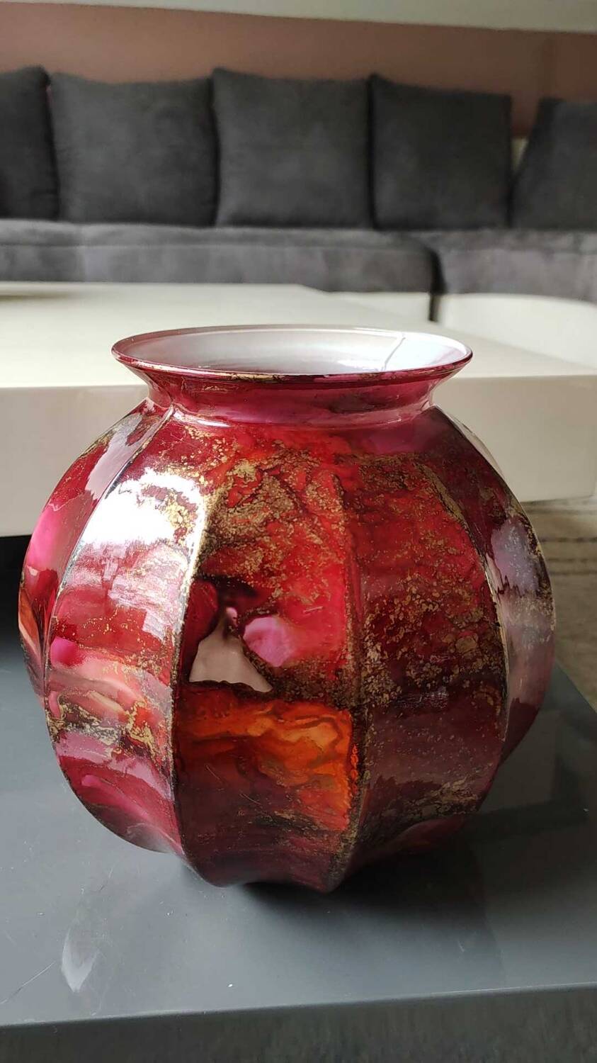 Gadrooned ball vase, in lacquered Art glass. Decor: pink tones of smoke, gold powder inclusions. Signed Sylvie Montagnon. Size 20 x 20 cm