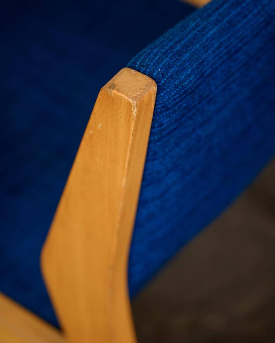 Chauffeuse en bois et tissu bleu