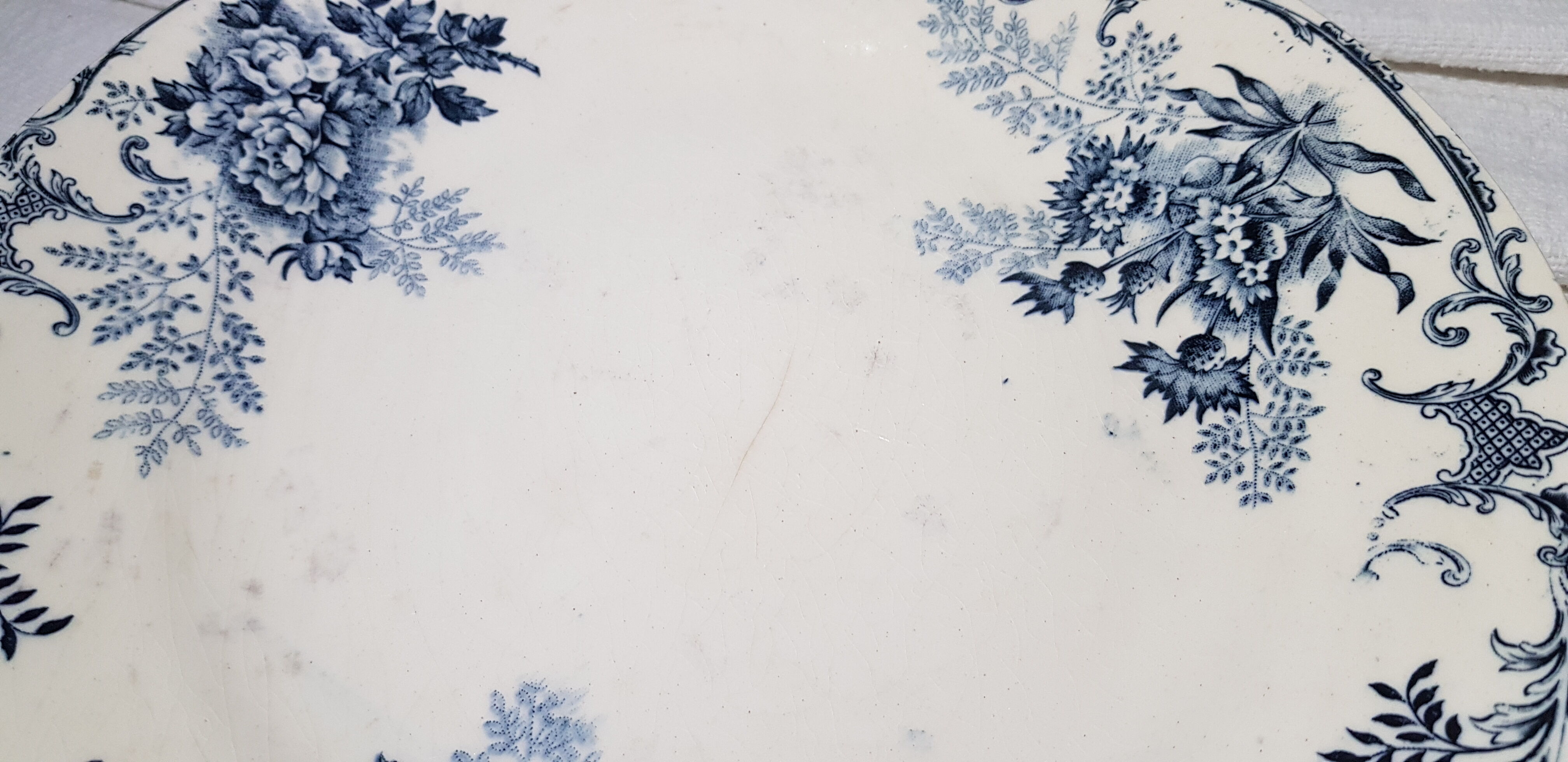 Set of 6 flat earthenware plates from Choisy le Roi model Floreal, iron earth.