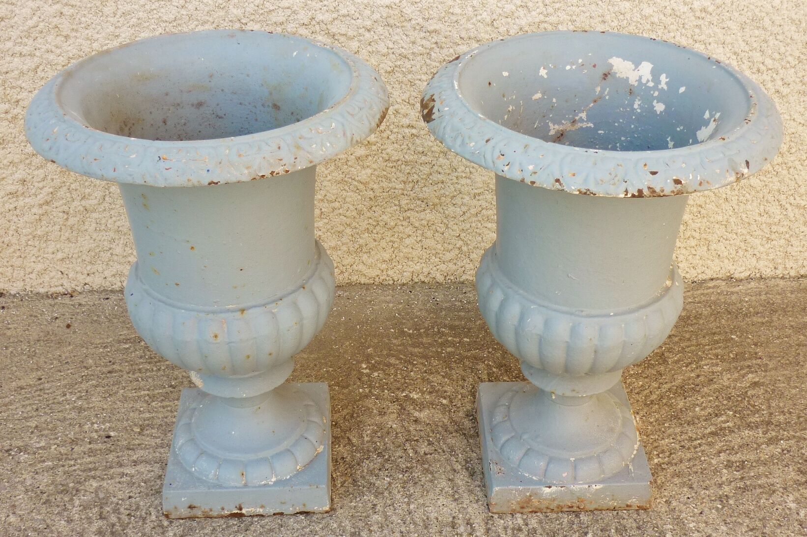 Pair of old Medici vase in cast iron, early XXth, H: 43.5cm